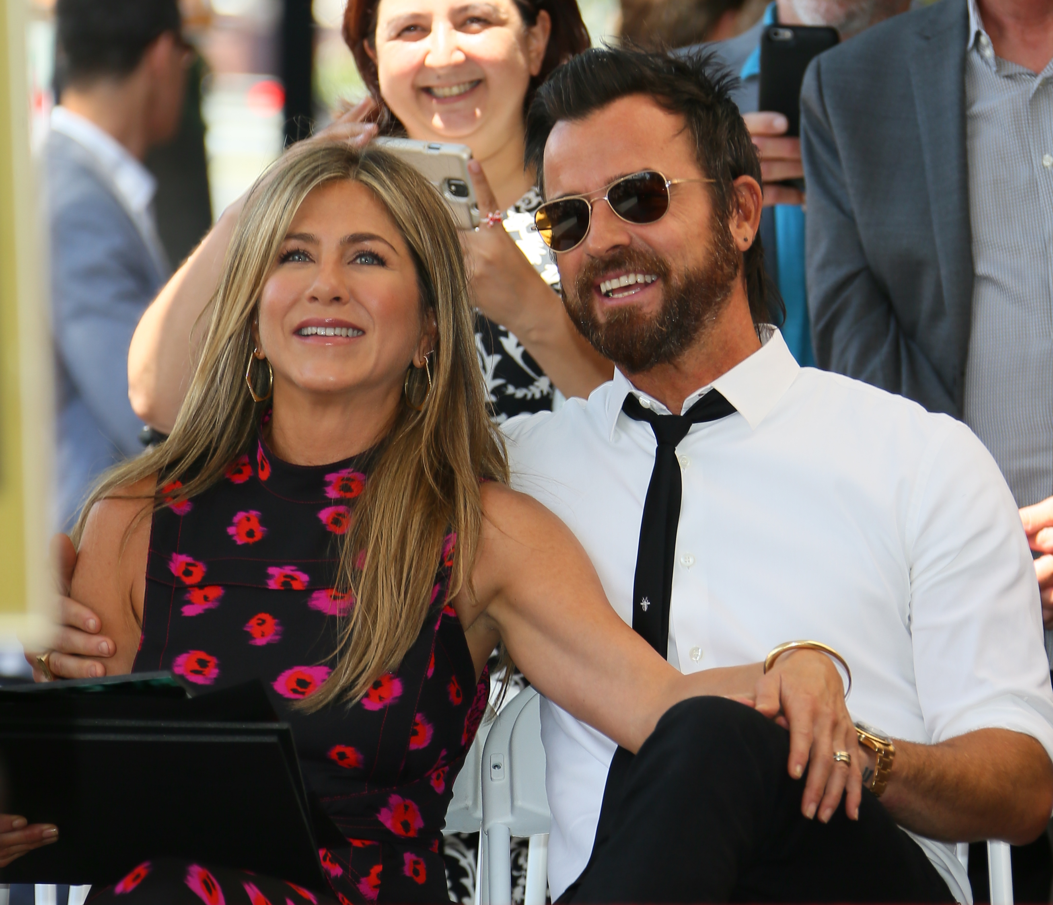 Jennifer Aniston y Justin Theroux asisten a la ceremonia de homenaje a Jason Bateman con la Estrella en el Paseo de la Fama de Hollywood el 25 de julio de 2017 en Hollywood, California | Fuente: Getty Images
