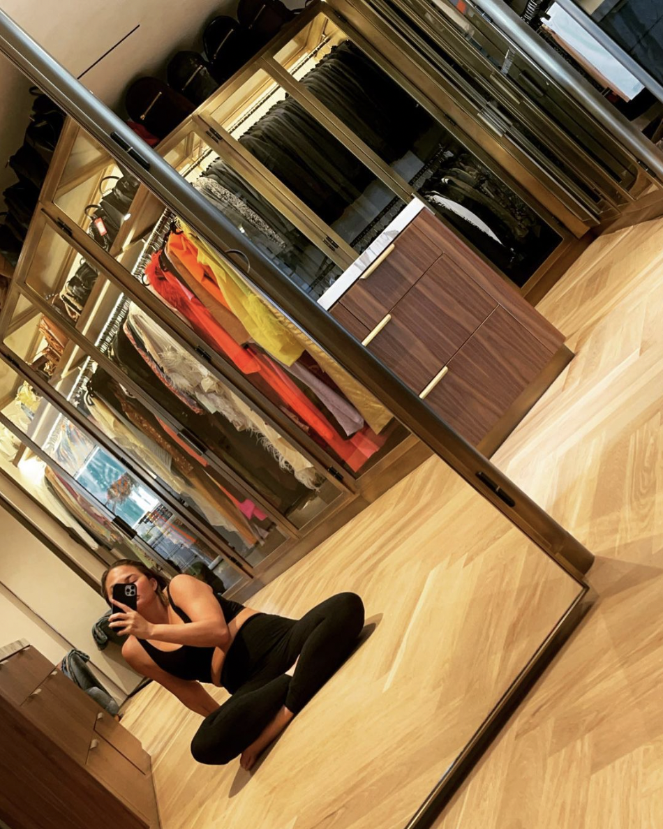 Selfie en el espejo de Chrissy Teigen, de septiembre de 2021 | Foto: Instagram/ChrissyTeigen