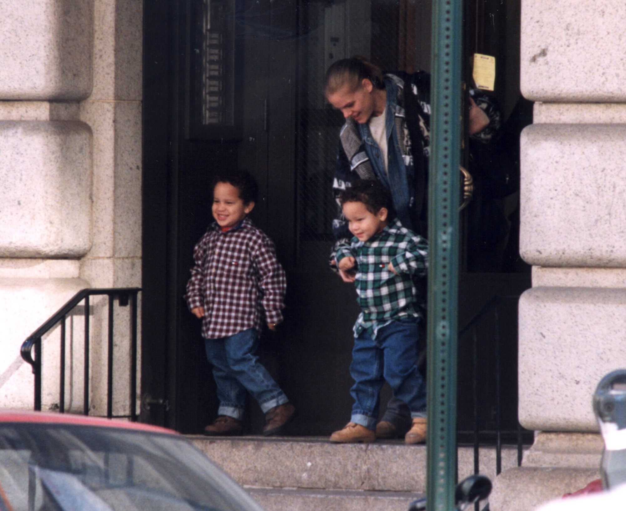 Tookie Smith con los hijos de Robert De Niro, Aaron y Julian, el 6 de noviembre de 1998 | Fuente: Getty Images