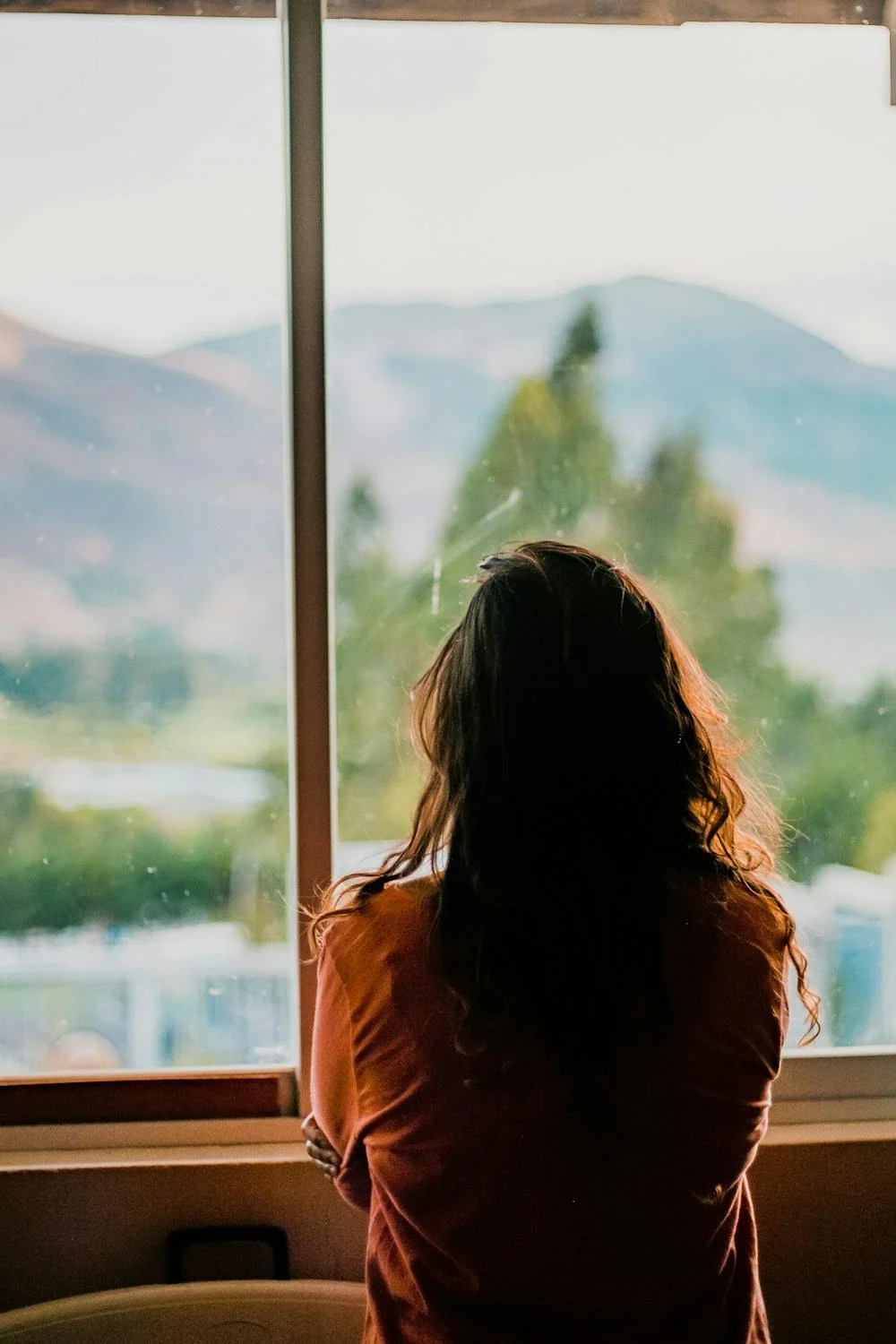 Una mujer triste mirando por la ventana | Fuente: Pexels