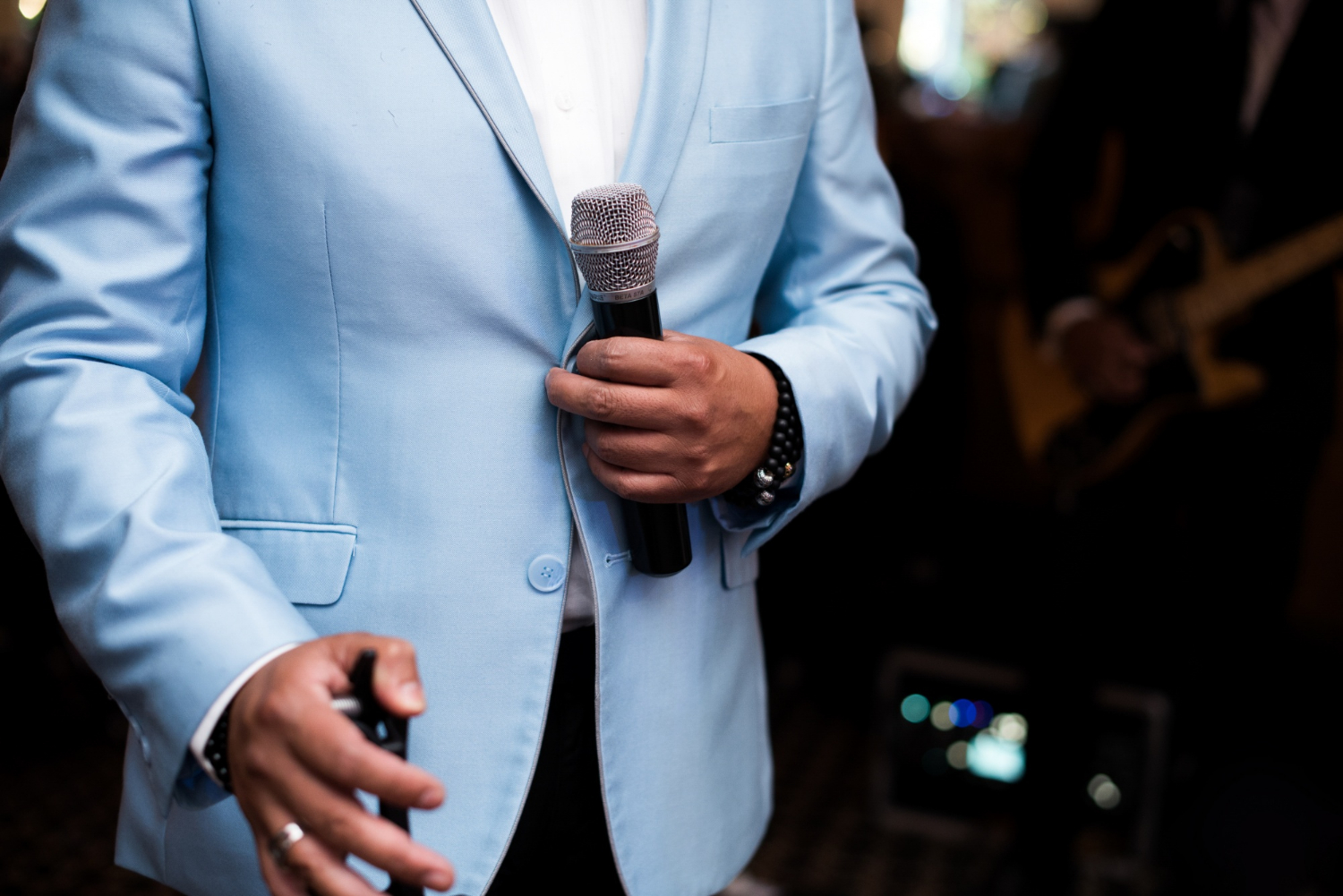 Un uomo con un microfono in mano | Fonte: Freepik