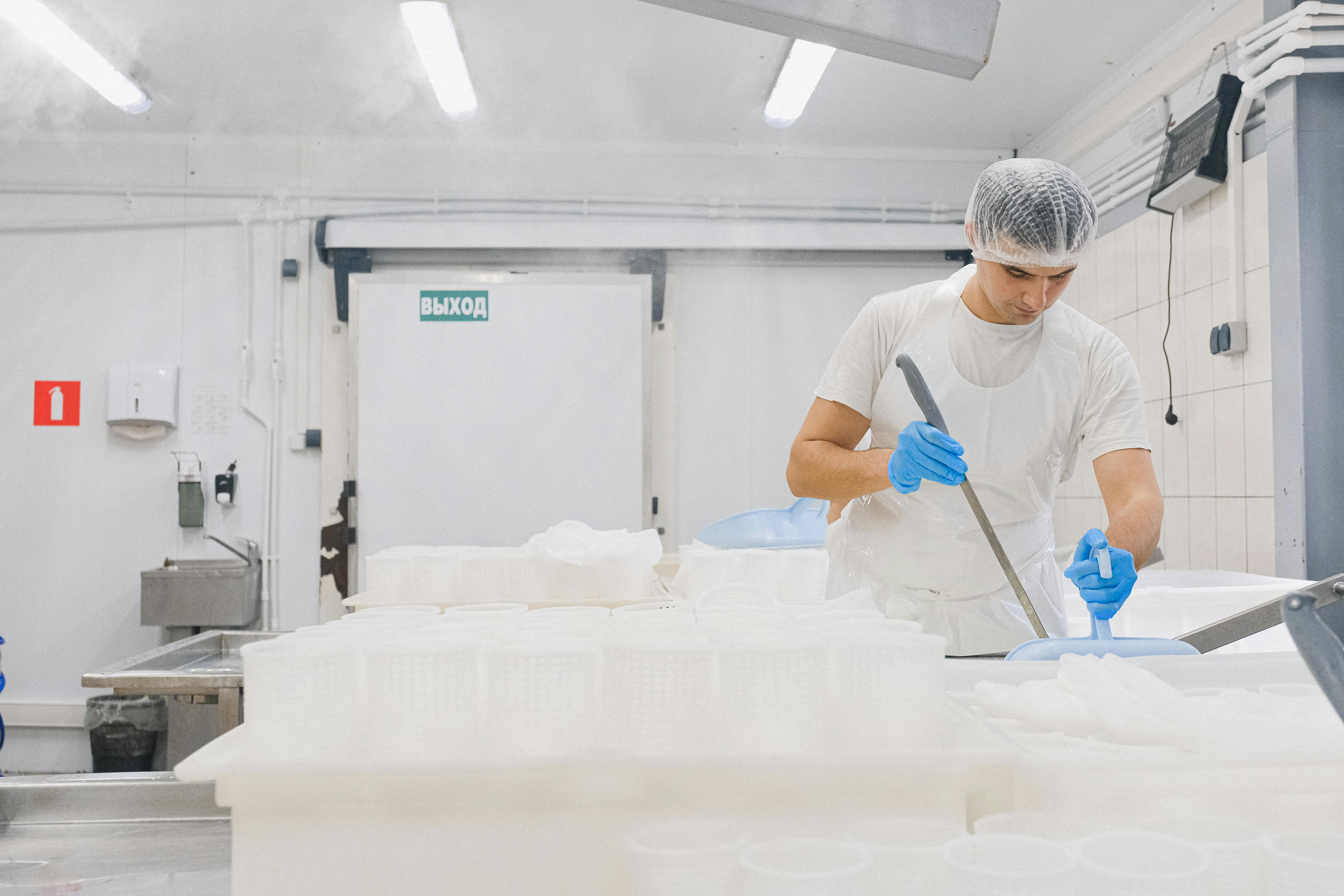 Un hombre trabajando en una fábrica de queso | Fuente: Pexels