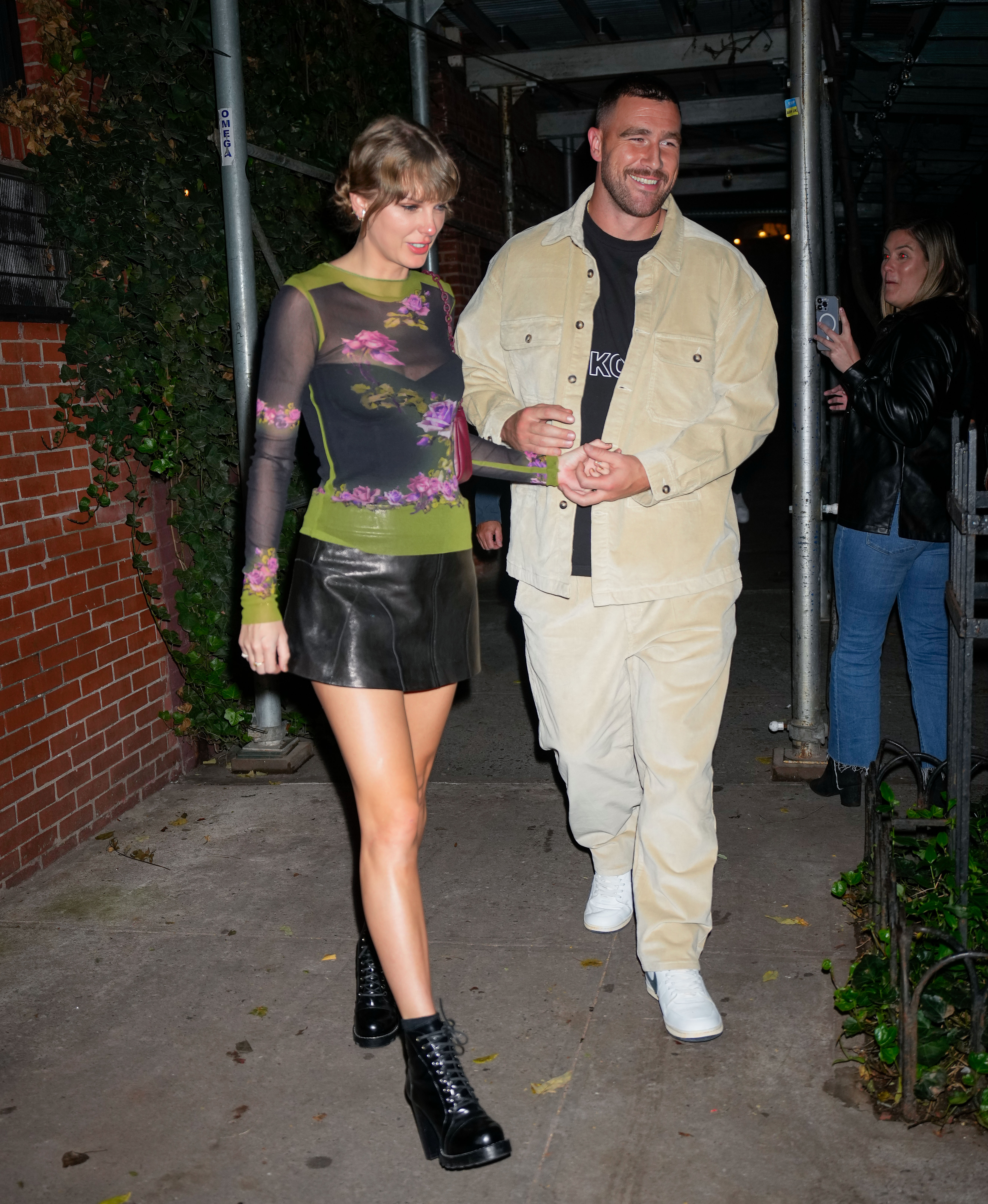 Taylor Swift y Travis Kelce vistos saliendo por Nueva York el 15 de octubre de 2023 | Fuente: Getty Images