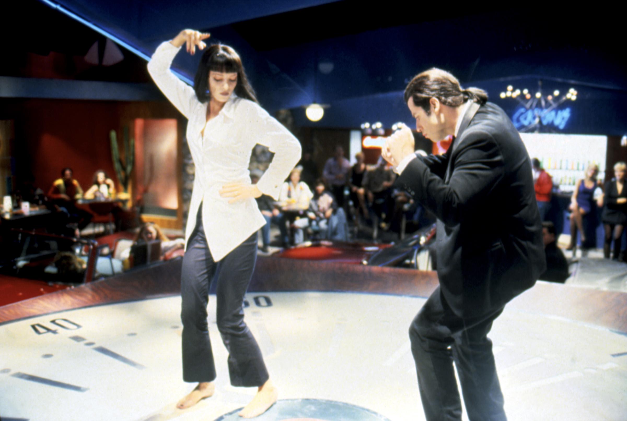 Uma Thurman y John Travolta bailando durante una escena de la película "Pulp Fiction" en 1994 | Fuente: Getty Images