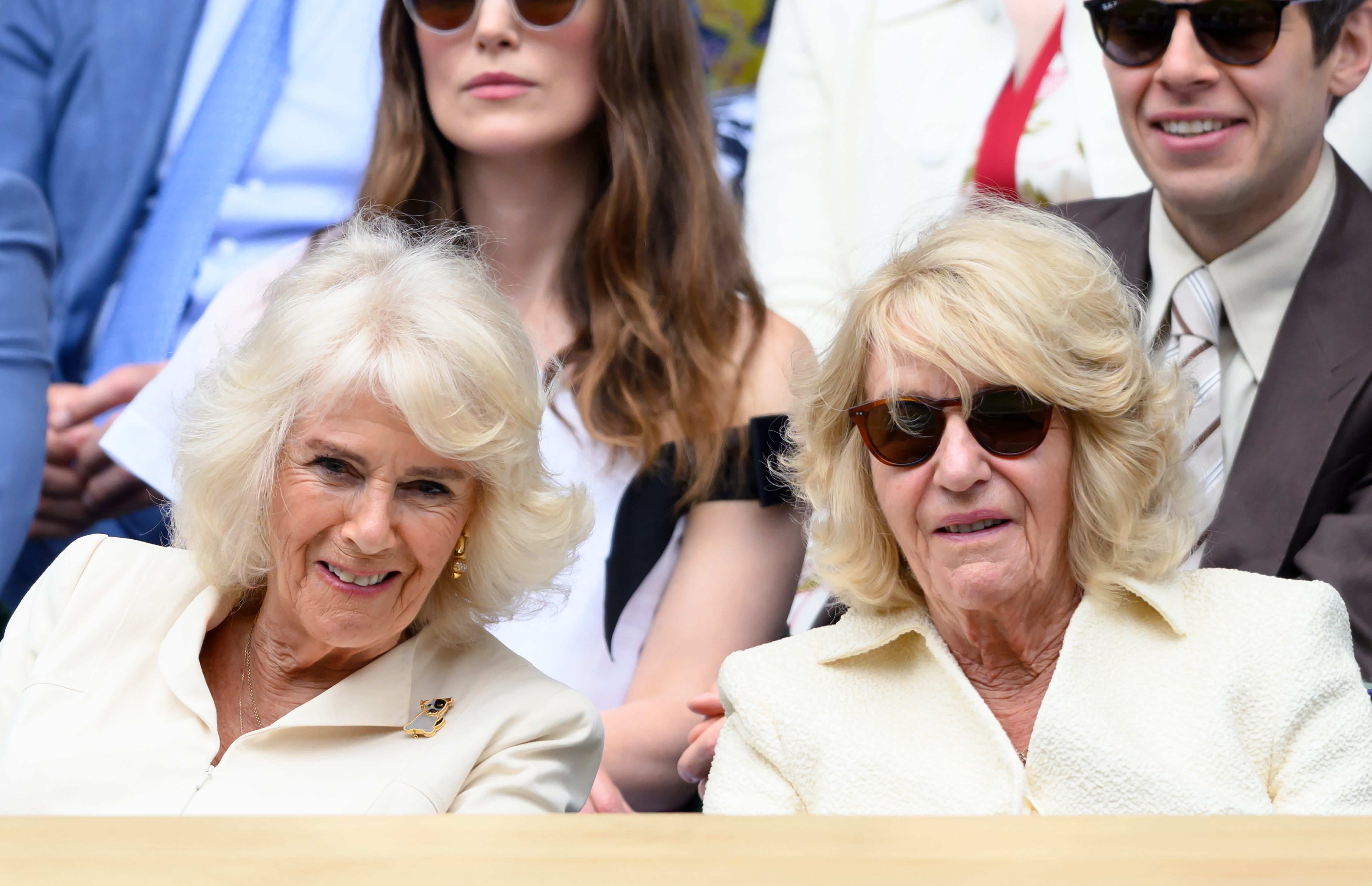 La reina Camilla y Annabel Elliot asisten a la décima jornada del Campeonato de Tenis de Wimbledon en Londres, Inglaterra, el 10 de julio de 2024 | Fuente: Getty Images