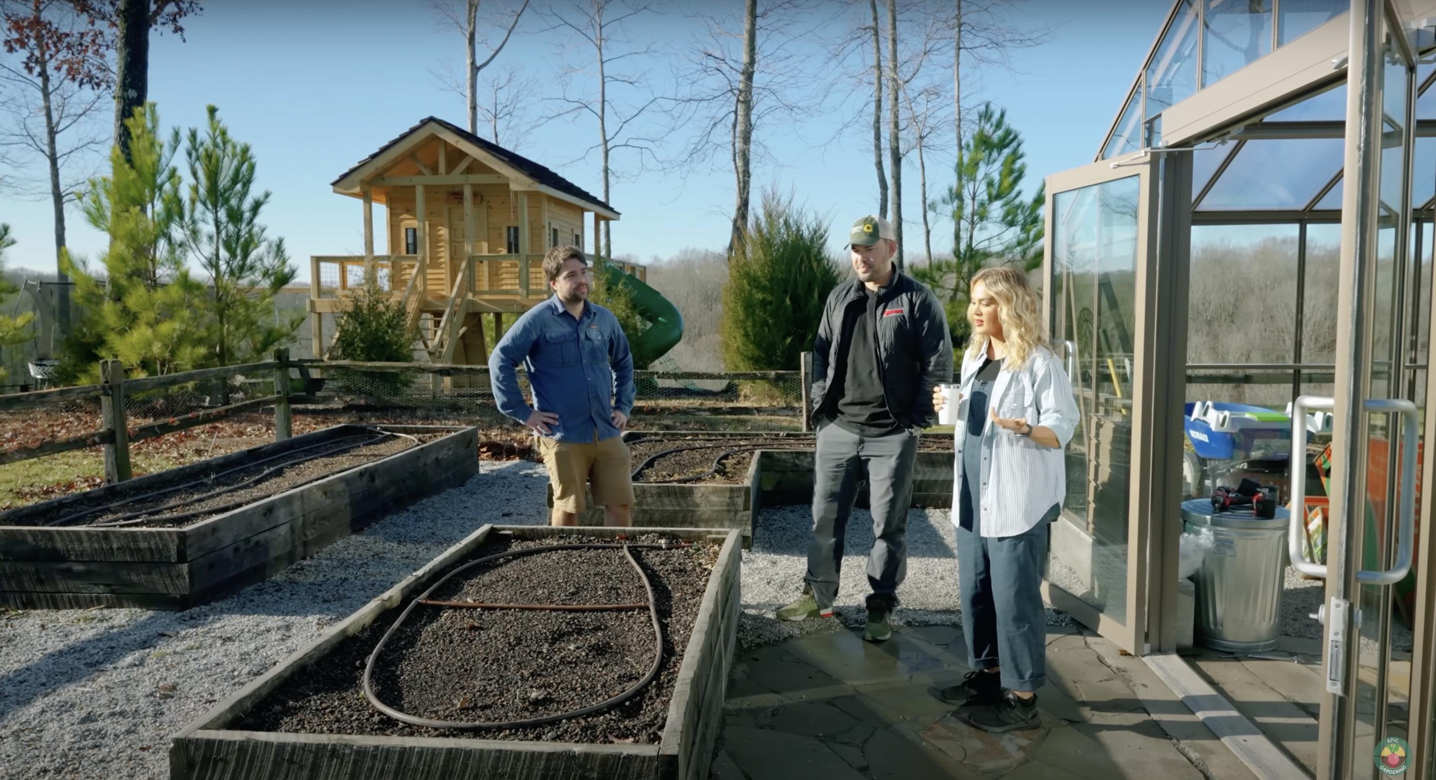 Carrie Underwood dando a los invitados una visita guiada por su granja | Fuente: YouTube/@epicgardening