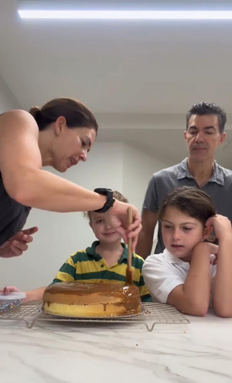 Isabel Macedo junto a sus hijas Julia y Belita, y su esposo, Juan Manuel Urtubey, preparando la torta de cumpleaños para su primogénita | Fuente: Instagram/isabelmacedophoto