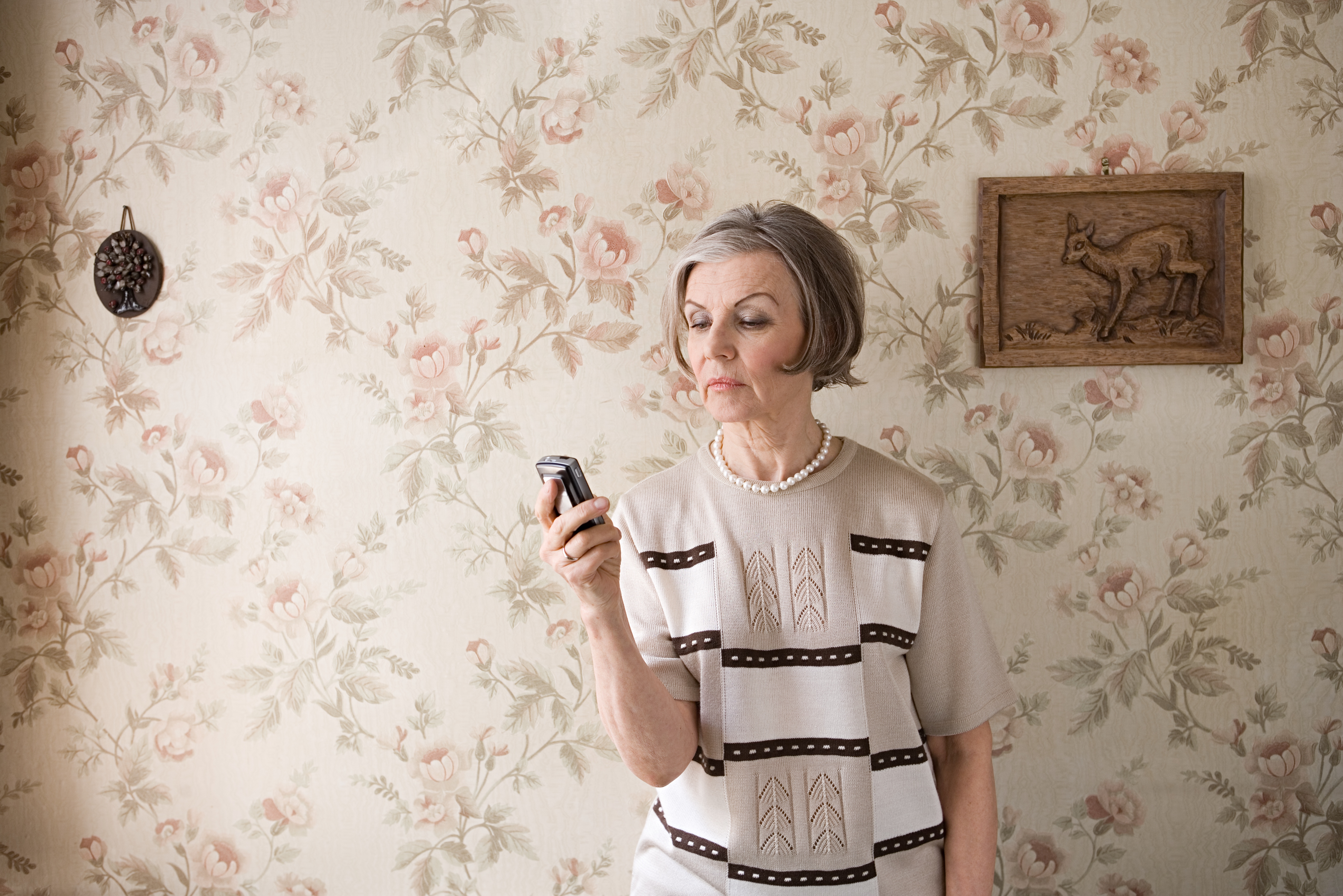 Mujer con teléfono móvil | Foto: Getty Images
