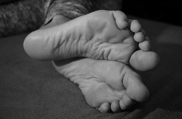 Pies descalzos de persona acostada. | Foto: Pxfuel