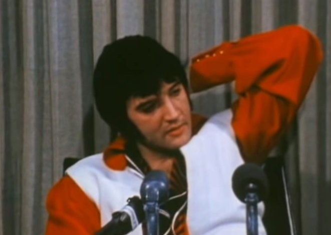 Elvis Presley en la entrevista de 1974 filmada en Texas.| Foto: YouTube / Josinho1989.
