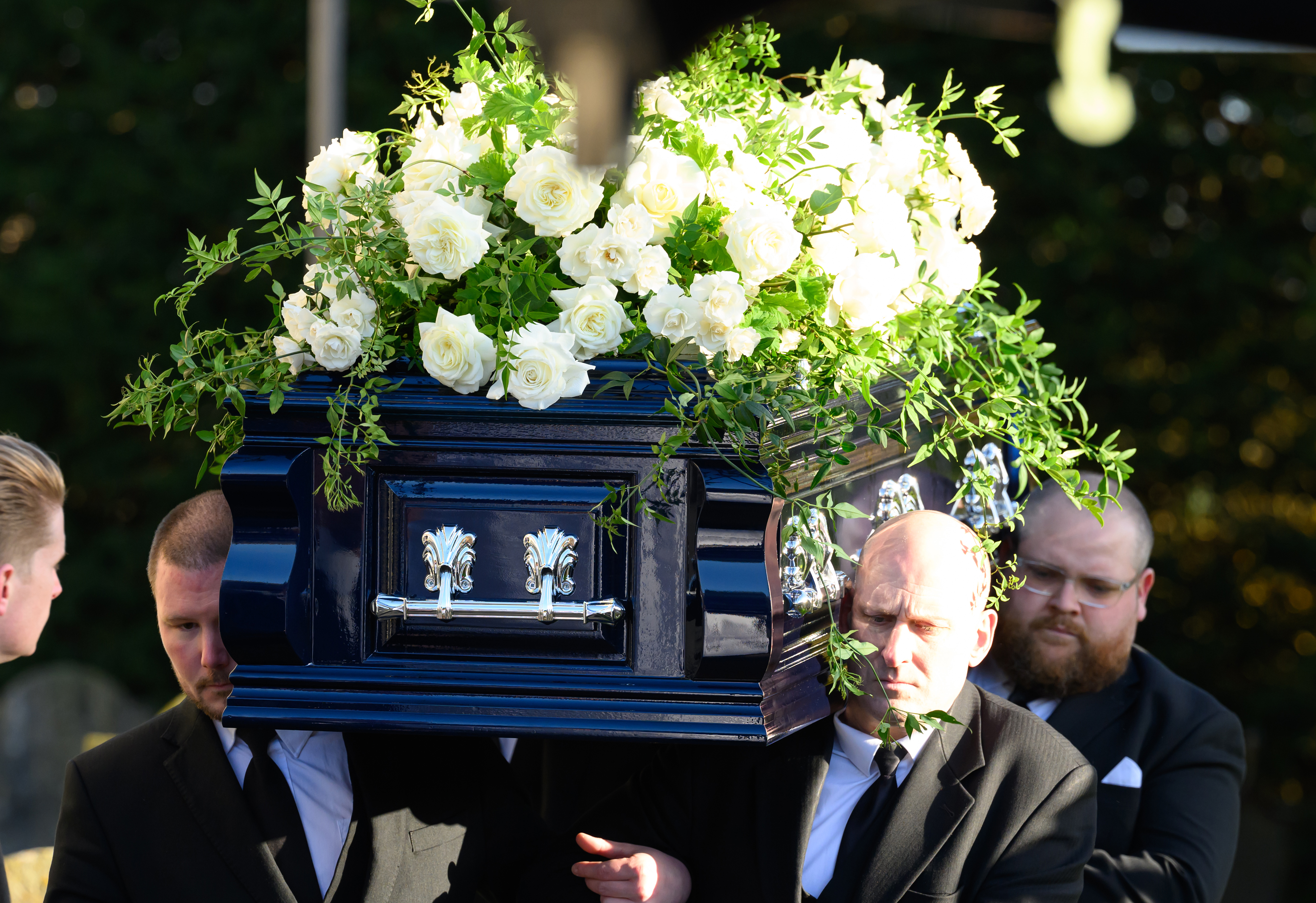 Portadores del féretro llevan el ataúd de Liam Payne en su funeral en Amersham, Inglaterra, el 20 de noviembre de 2024 | Fuente: Getty Images