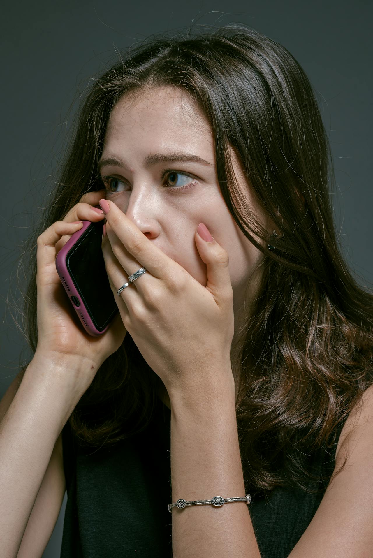 Una mujer angustiada hablando por teléfono | Fuente: Pexels
