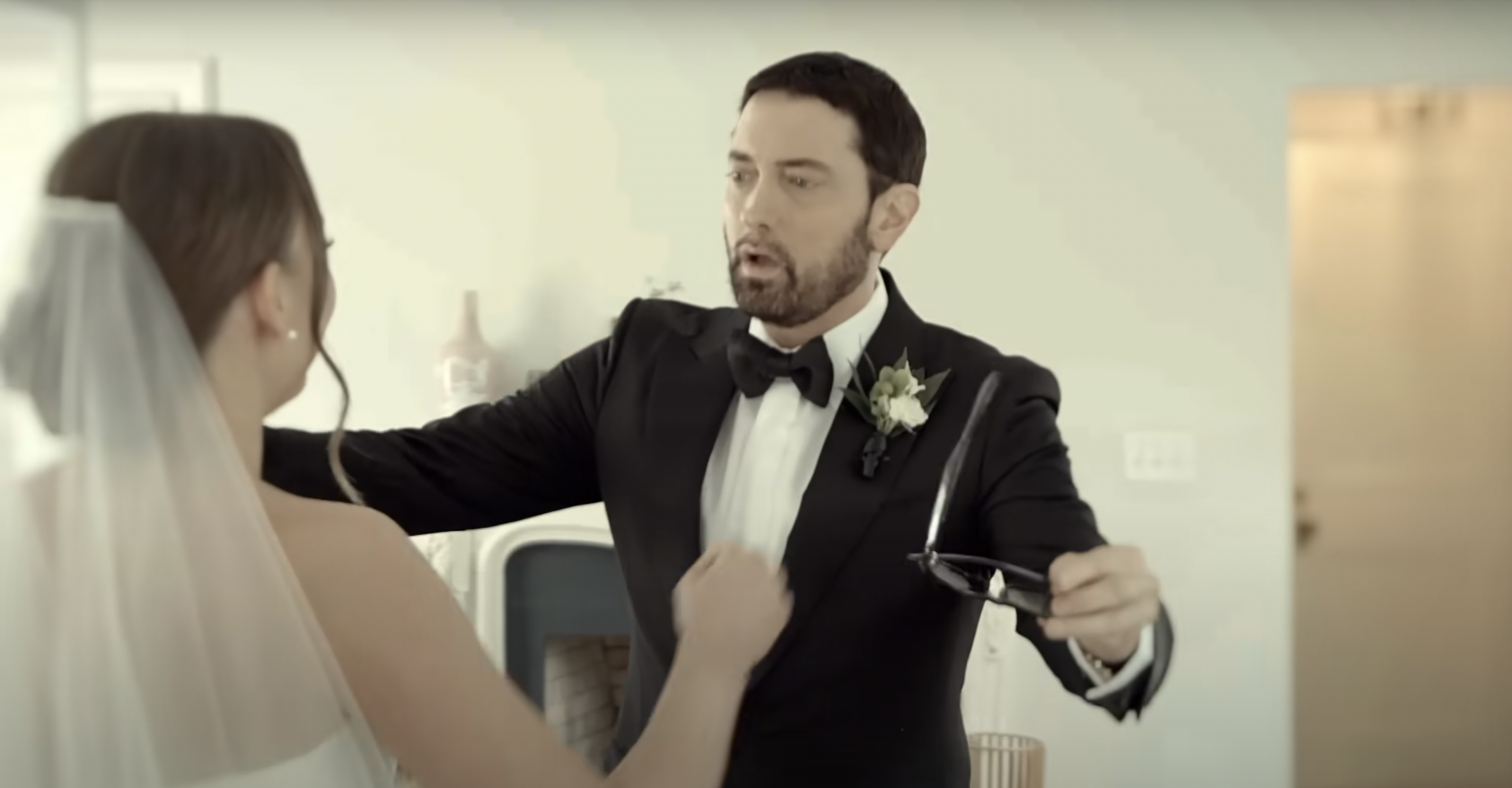 Eminem y Hailie Jade en su boda en un clip subido el 3 de octubre de 2024 | Fuente: YouTube/EminemMusic