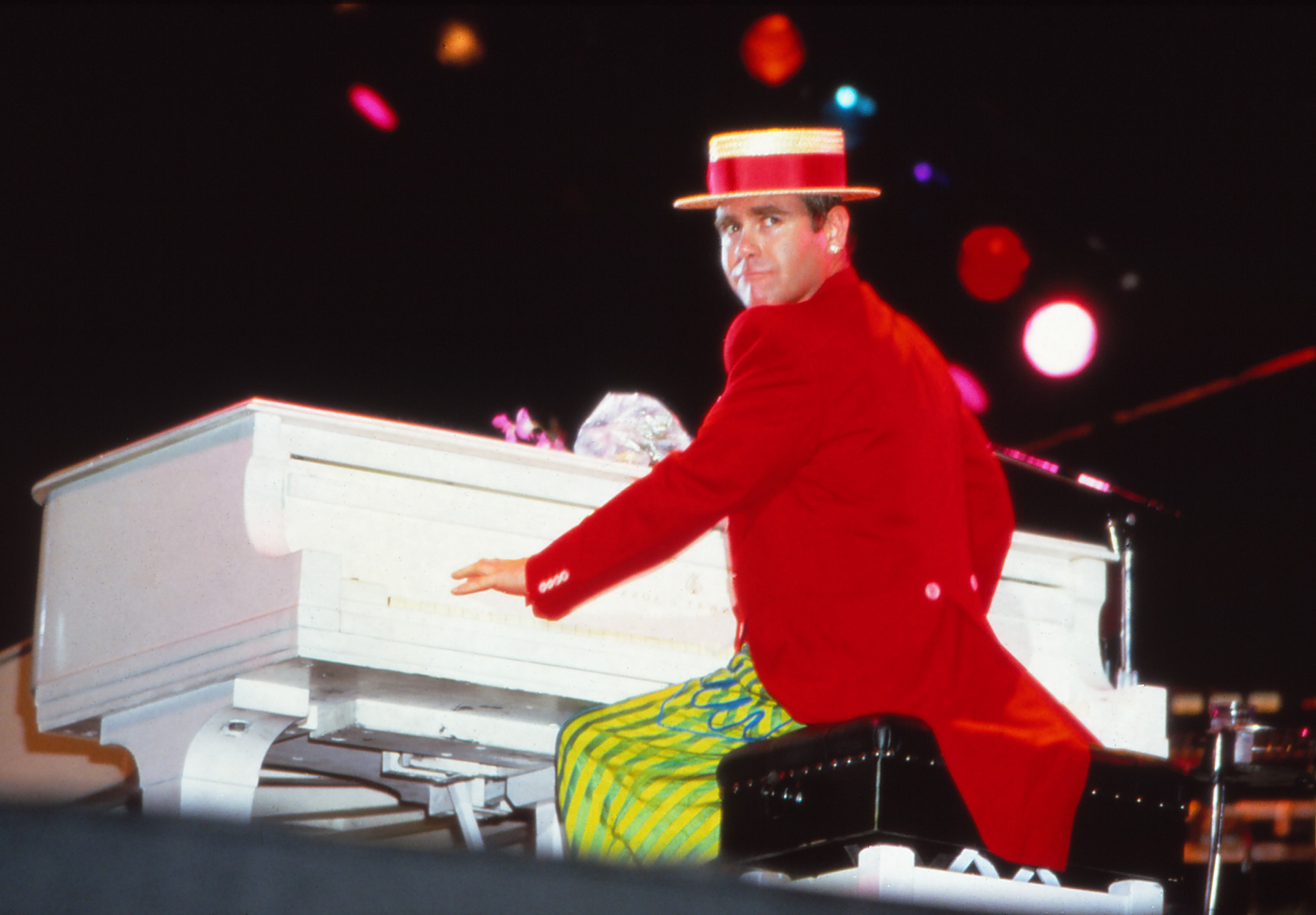 Elton John actuando durante su gira "Breaking Hearts" el 28 de agosto de 1984 en San Francisco. | Fuente: Getty Images