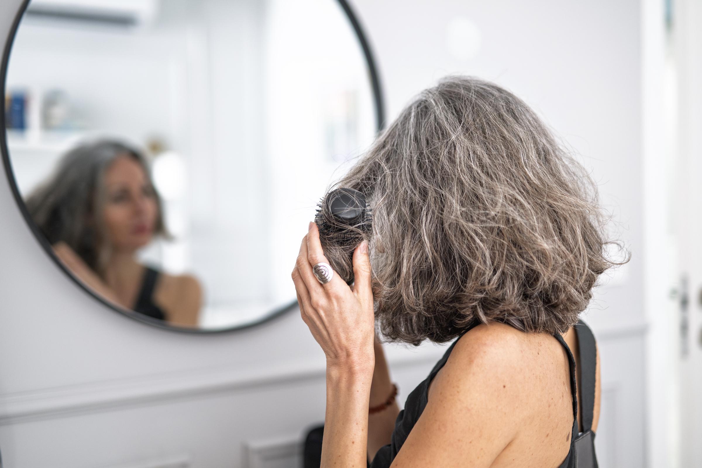 Para las mujeres que aceptan su cabello canoso natural, un corte más corto puede resaltar los distintos tonos plateados y aportar movimiento sin necesidad de teñirse con frecuencia. | Fuente: Getty Images