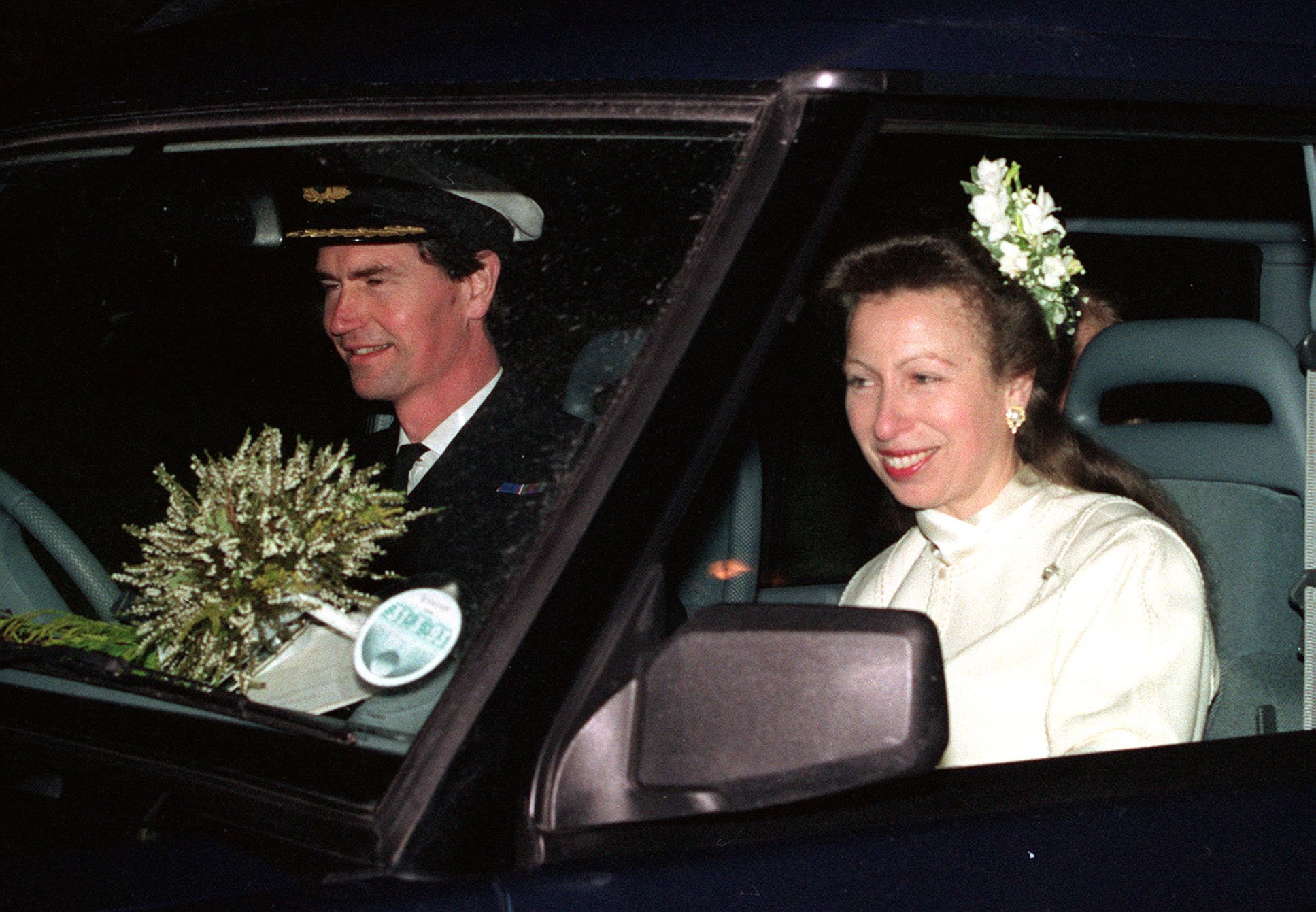 La princesa Anne junto a Tim Laurence en Londres el día de su boda en 1992. | Foto: Getty Images