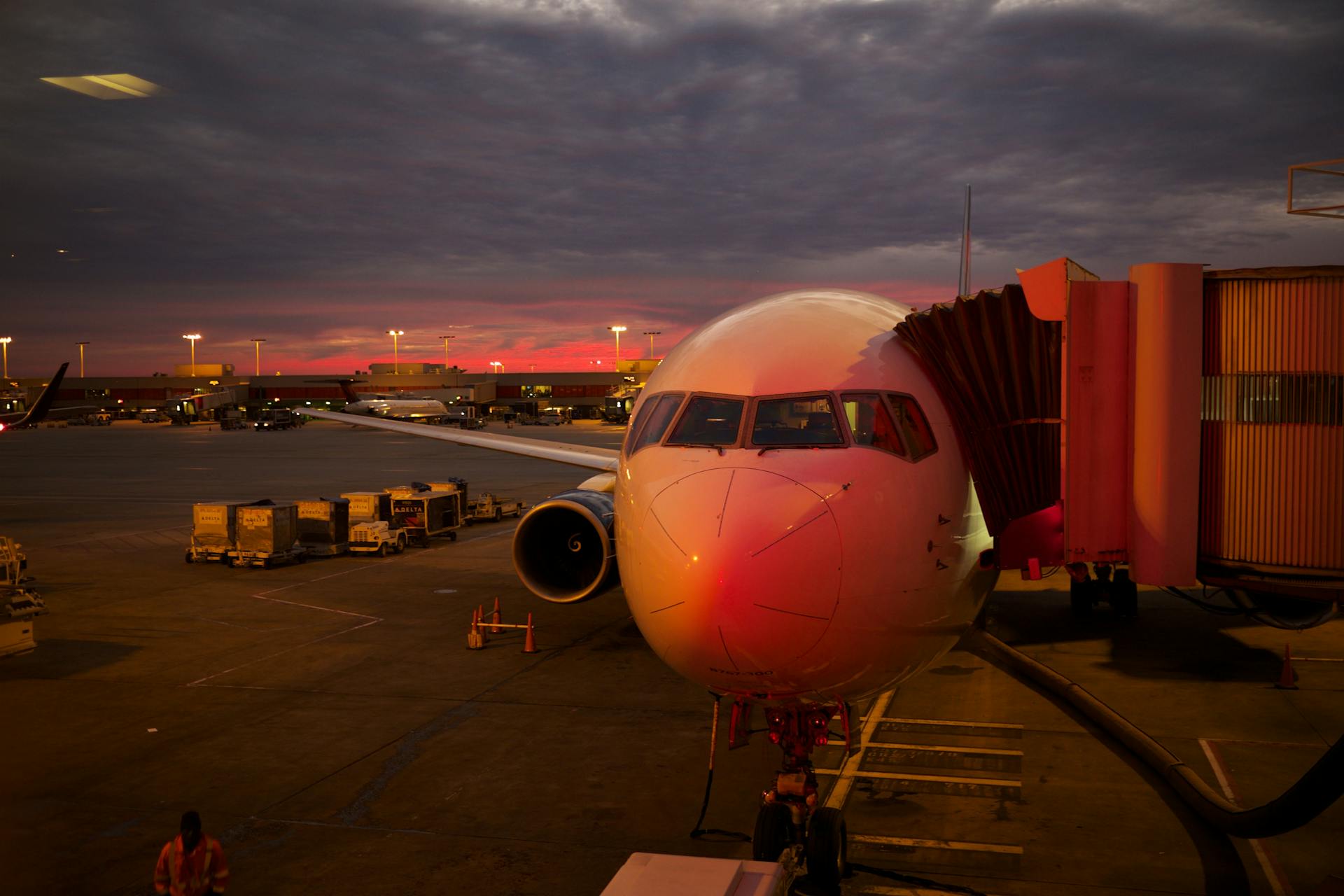 Un avión aparcado en el aeropuerto por la noche | Fuente: Pexels