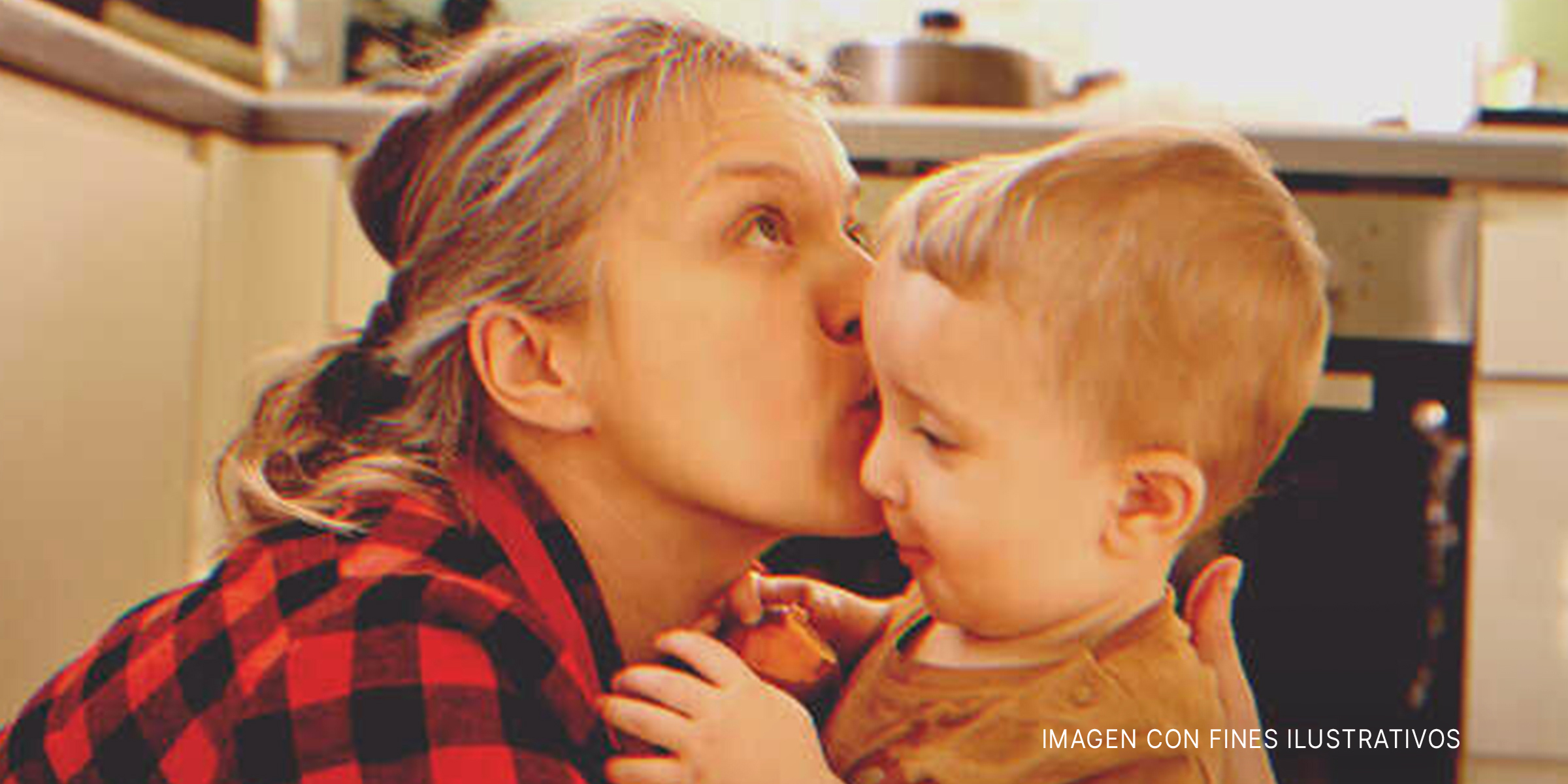 Madre besando a su hijo pequeño | Foto: Shutterstock