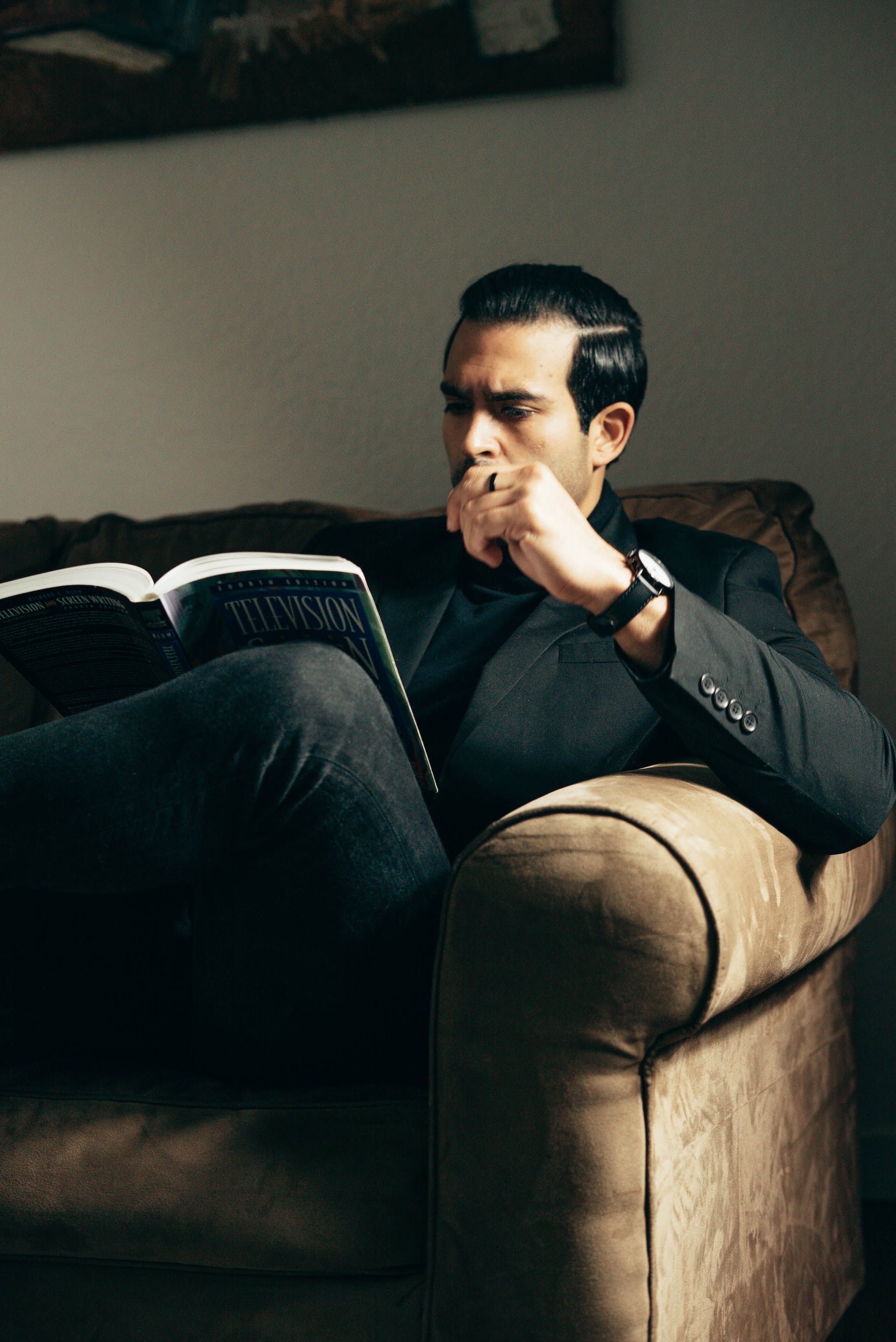 Hombre leyendo en el sofá | Foto: Pexels