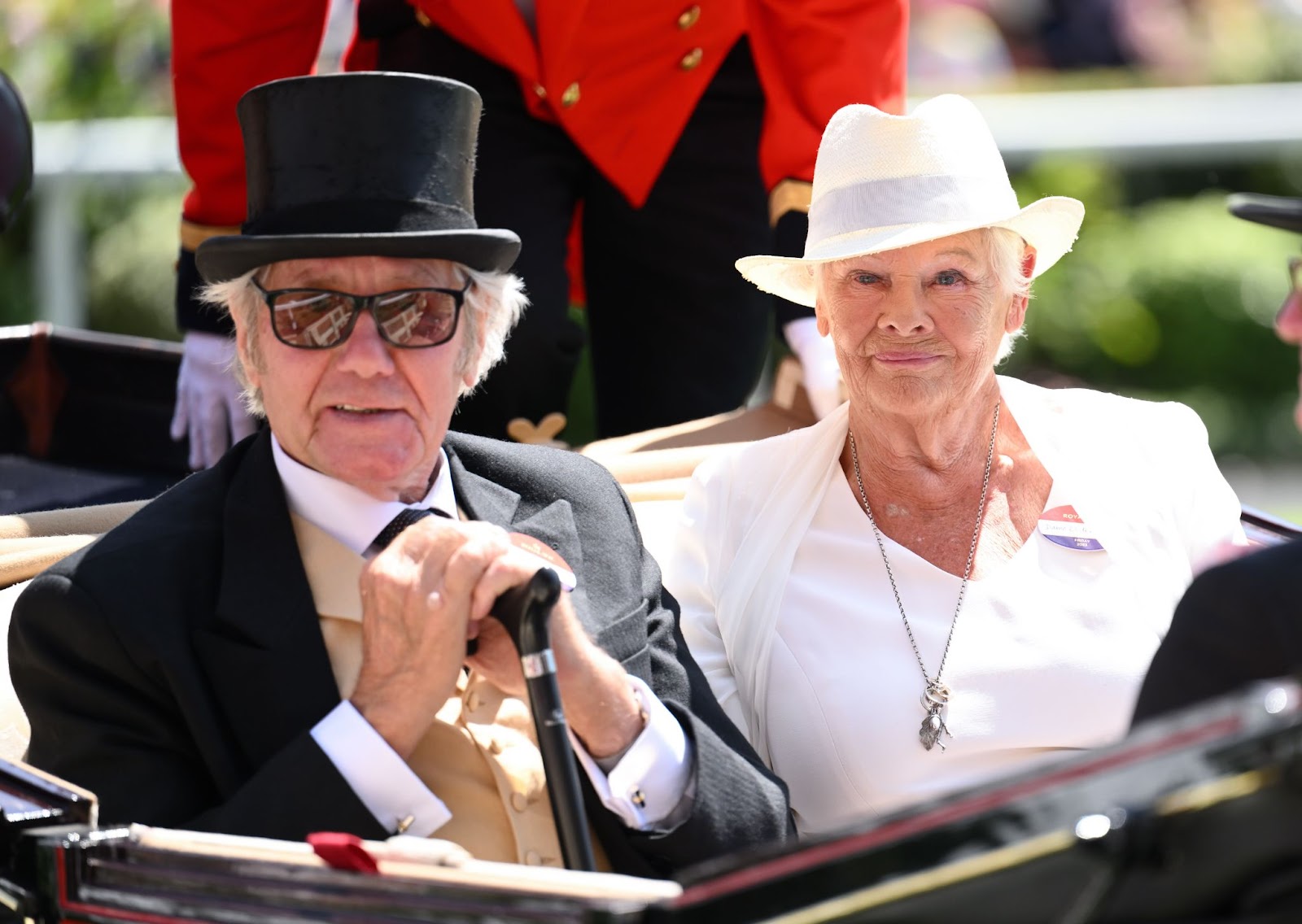 David Mills y Judi Dench en el cuarto día del Royal Ascot 2023 en el hipódromo de Ascot el 23 de junio en Ascot, Inglaterra | Fuente: Getty Images