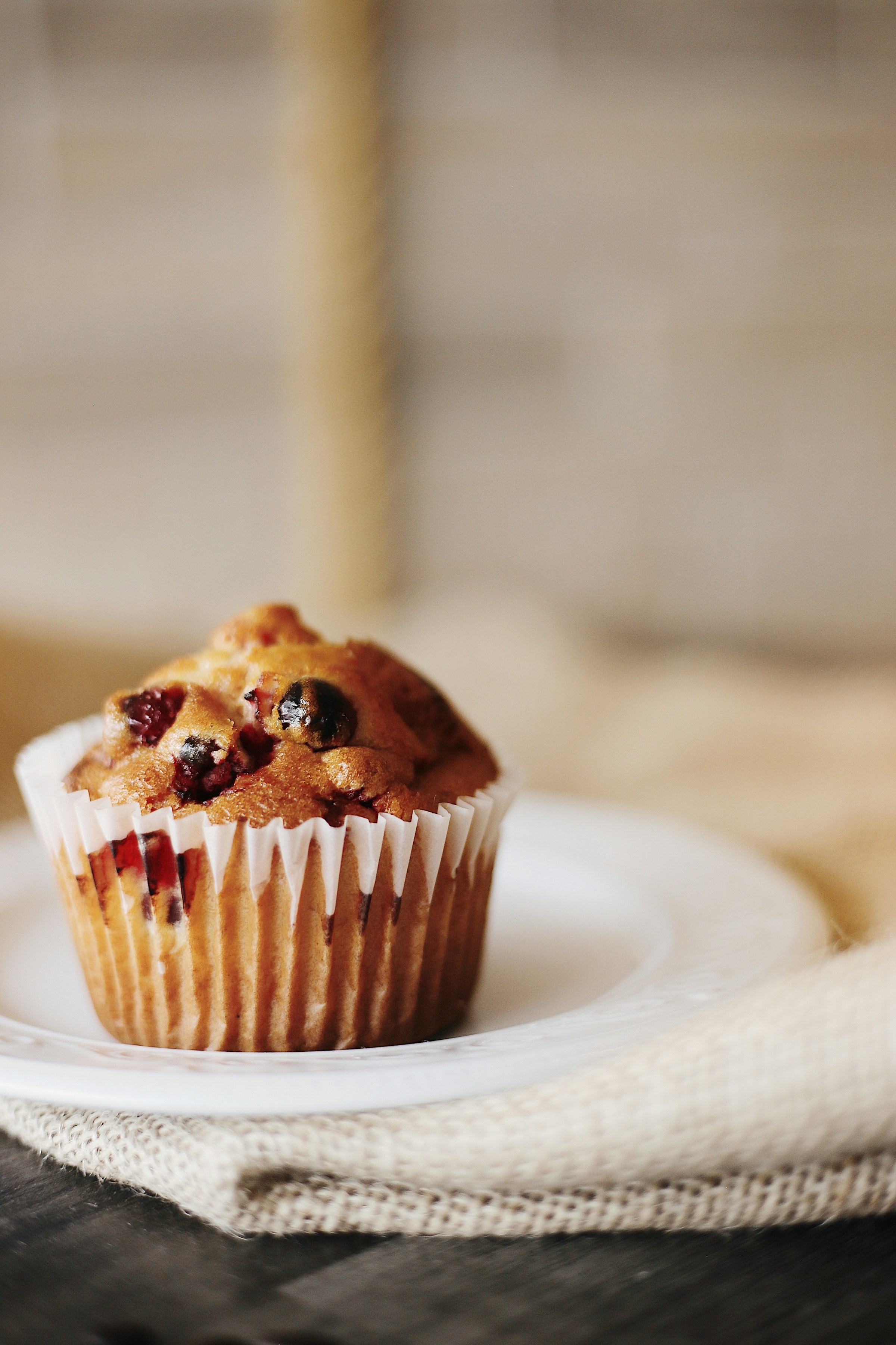 Un muffin su un piatto | Fonte: Unsplash