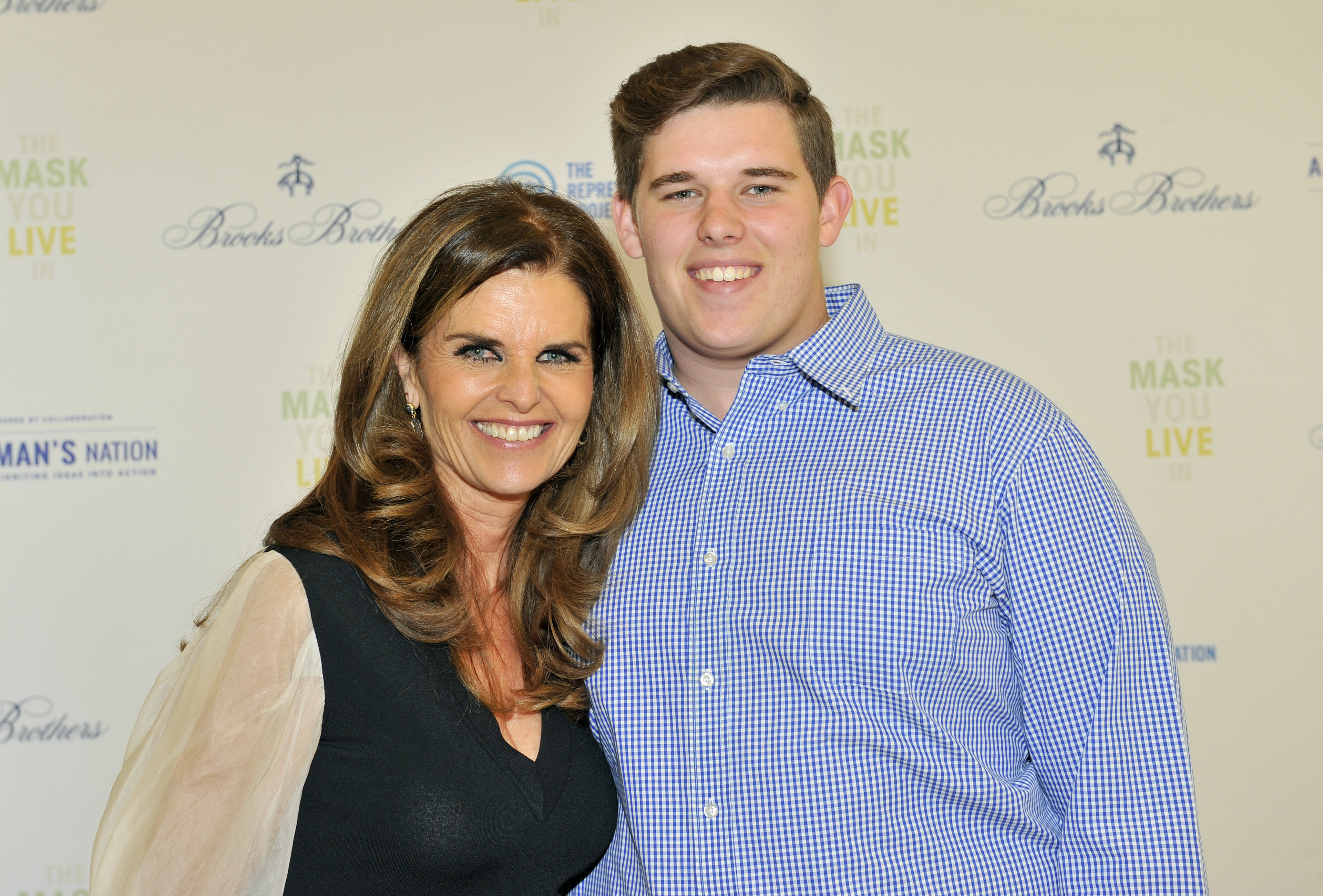 Christopher aparece en el estreno en Los Ángeles de "The Mask You Live In" junto a su madre, Maria Shriver, en abril de 2015. Con una camisa azul a cuadros, bien planchada, posa con una amplia sonrisa y un corte de cabello prolijo, mostrando una imagen pulida y serena en su adolescencia tardía.