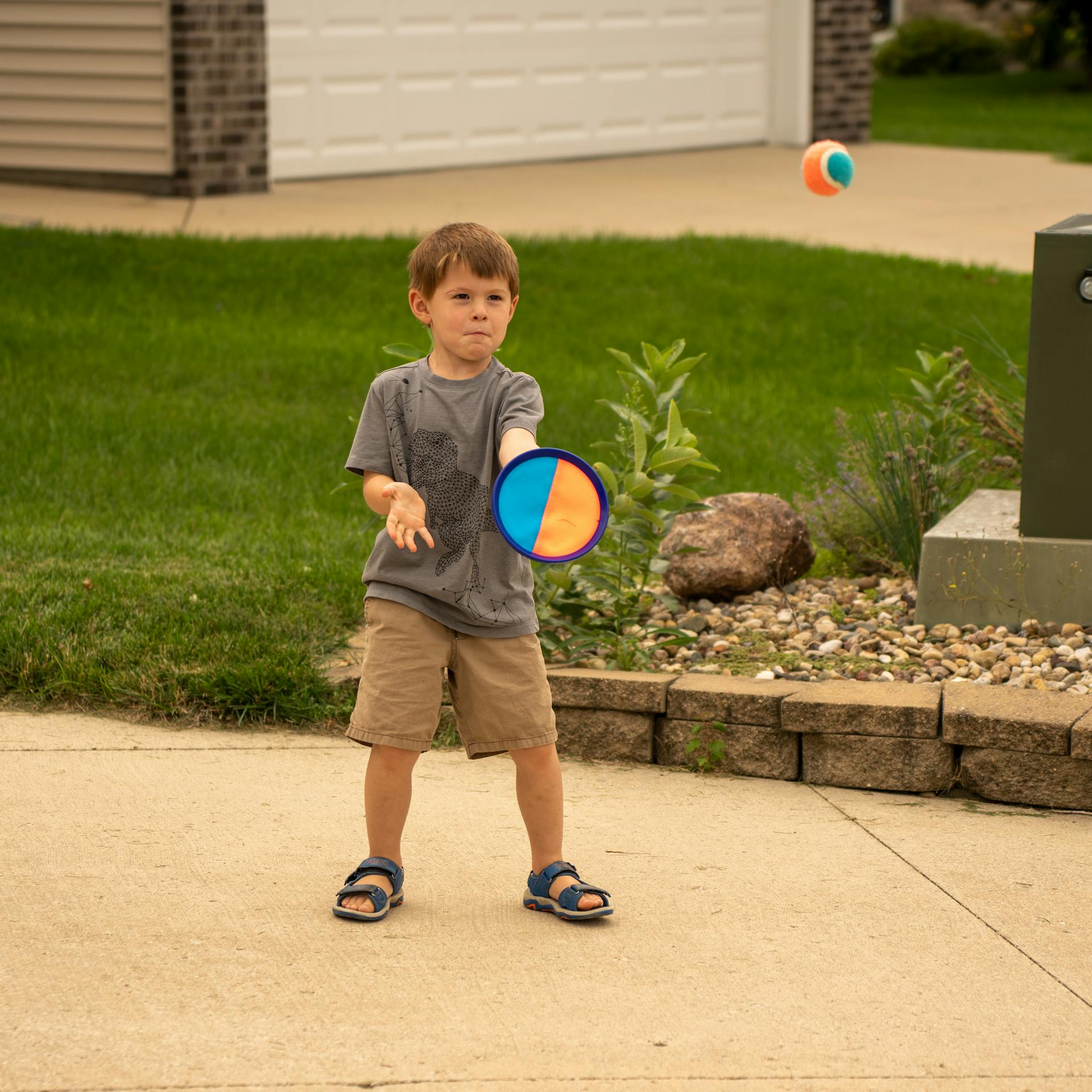 Un niño jugando en una zona suburbana | Fuente: Pexels