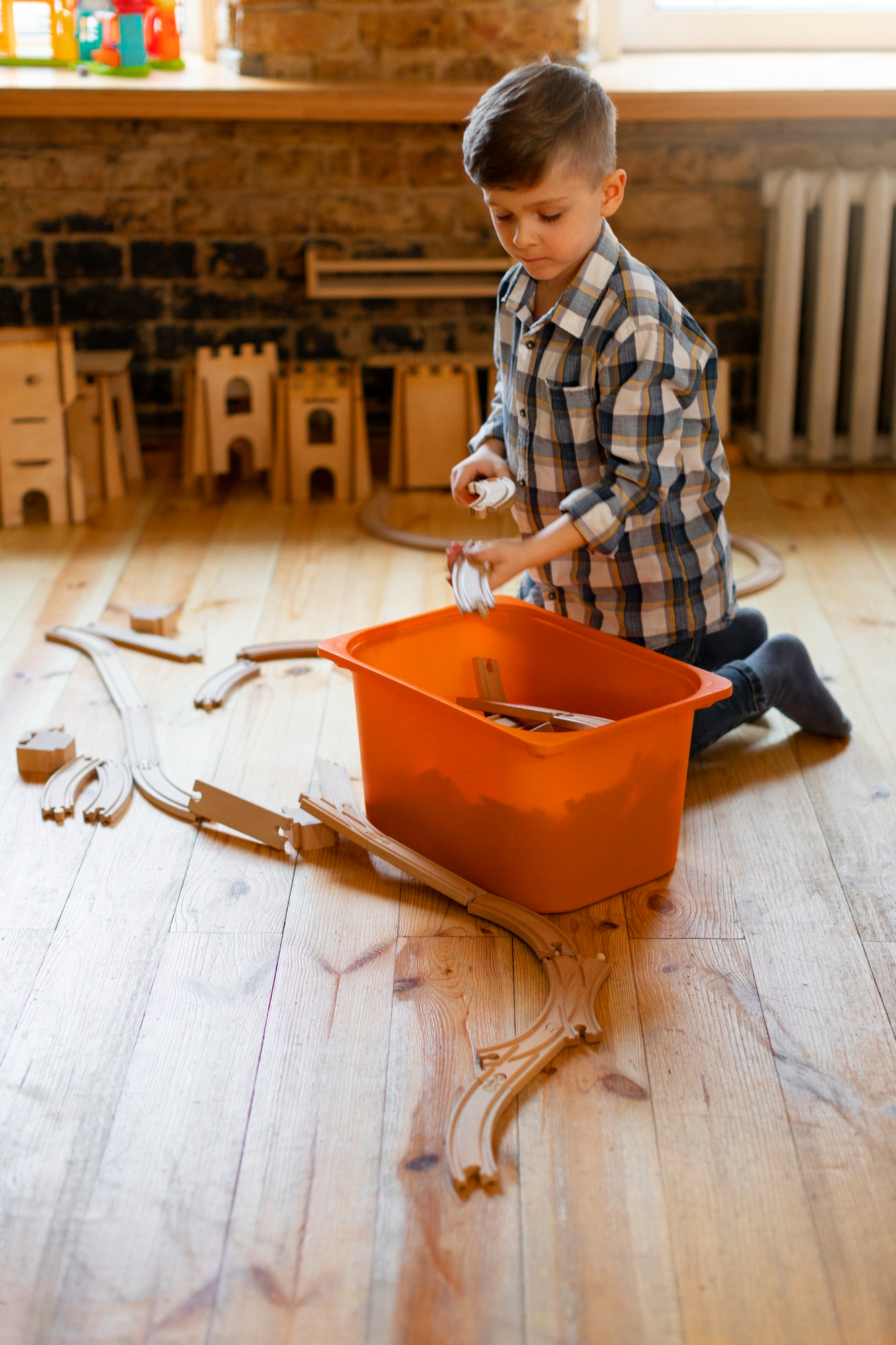 Un niño jugando con juguetes de madera | Foto: Freepik