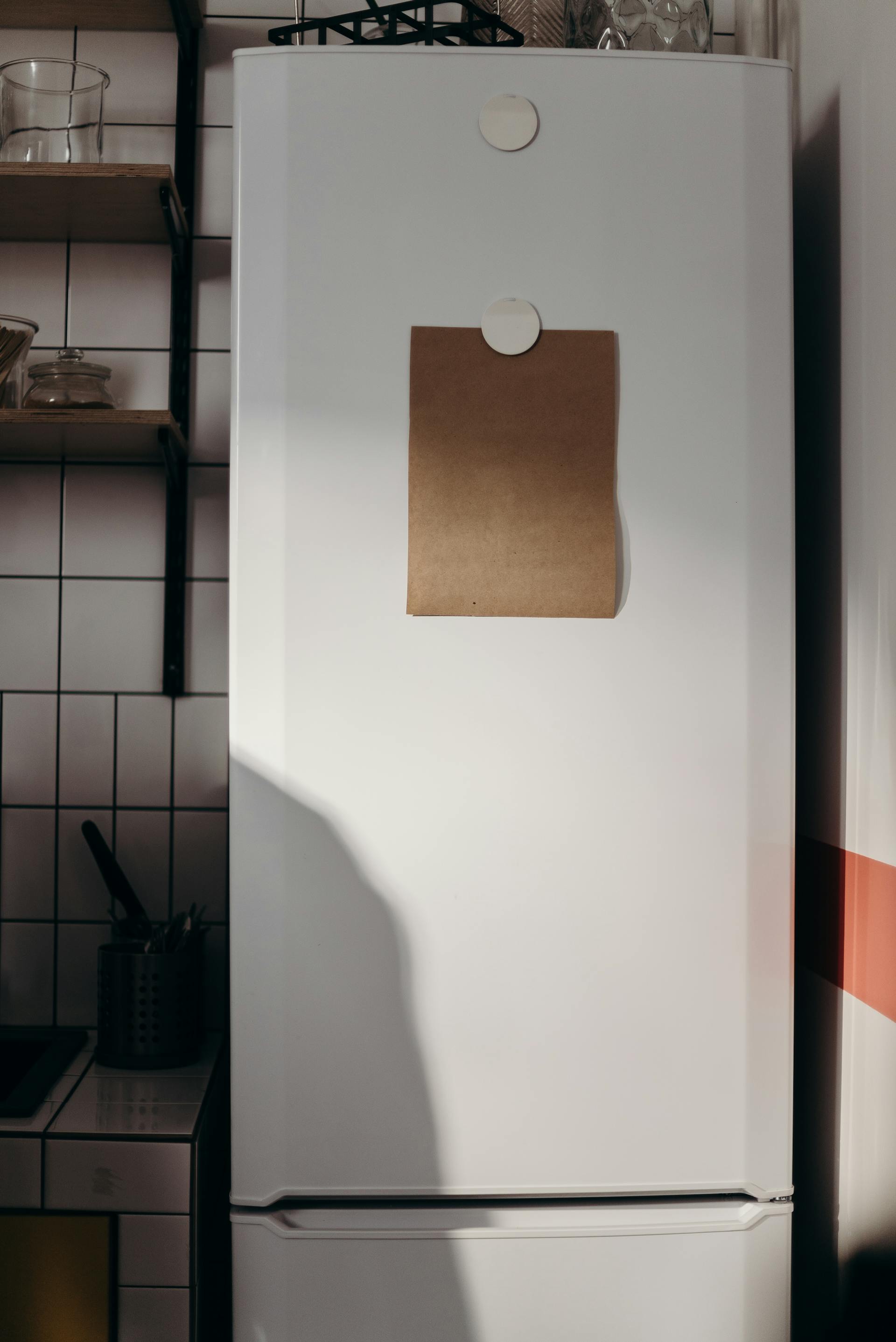 Una nota clavada en la puerta de un refrigerador. | Fuente: Pexels