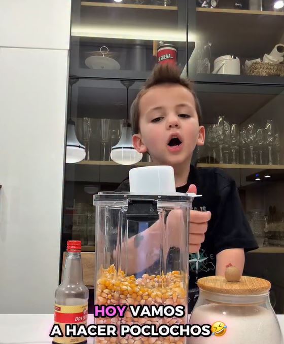 Luca prepara pochoclos | Fuente: Instagram/micaviciconte