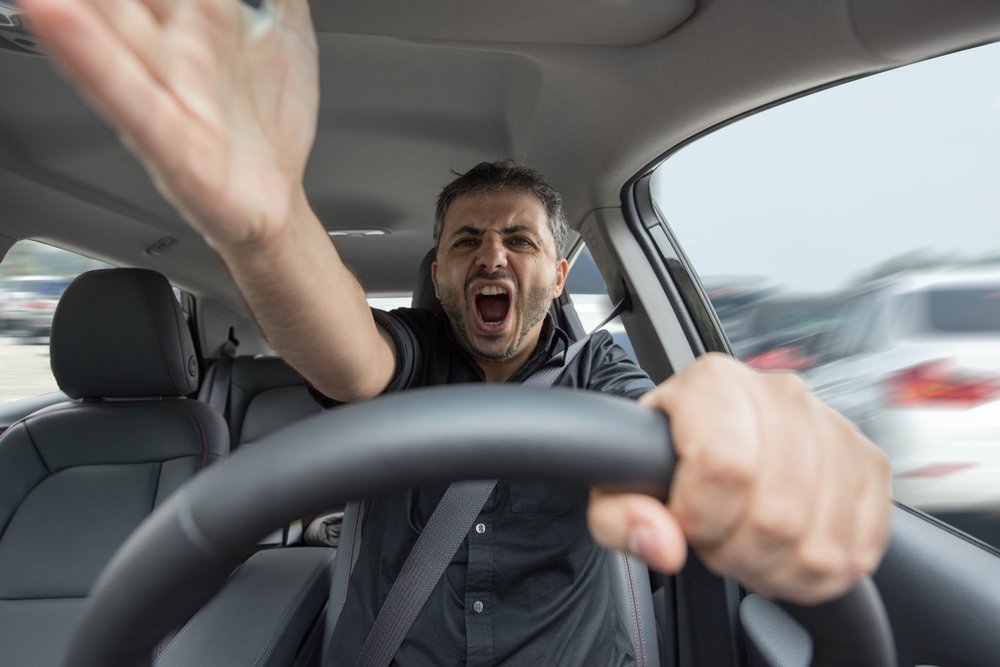 Hombre iracundo conduciendo su vehículo. | Fuente: Shutterstock