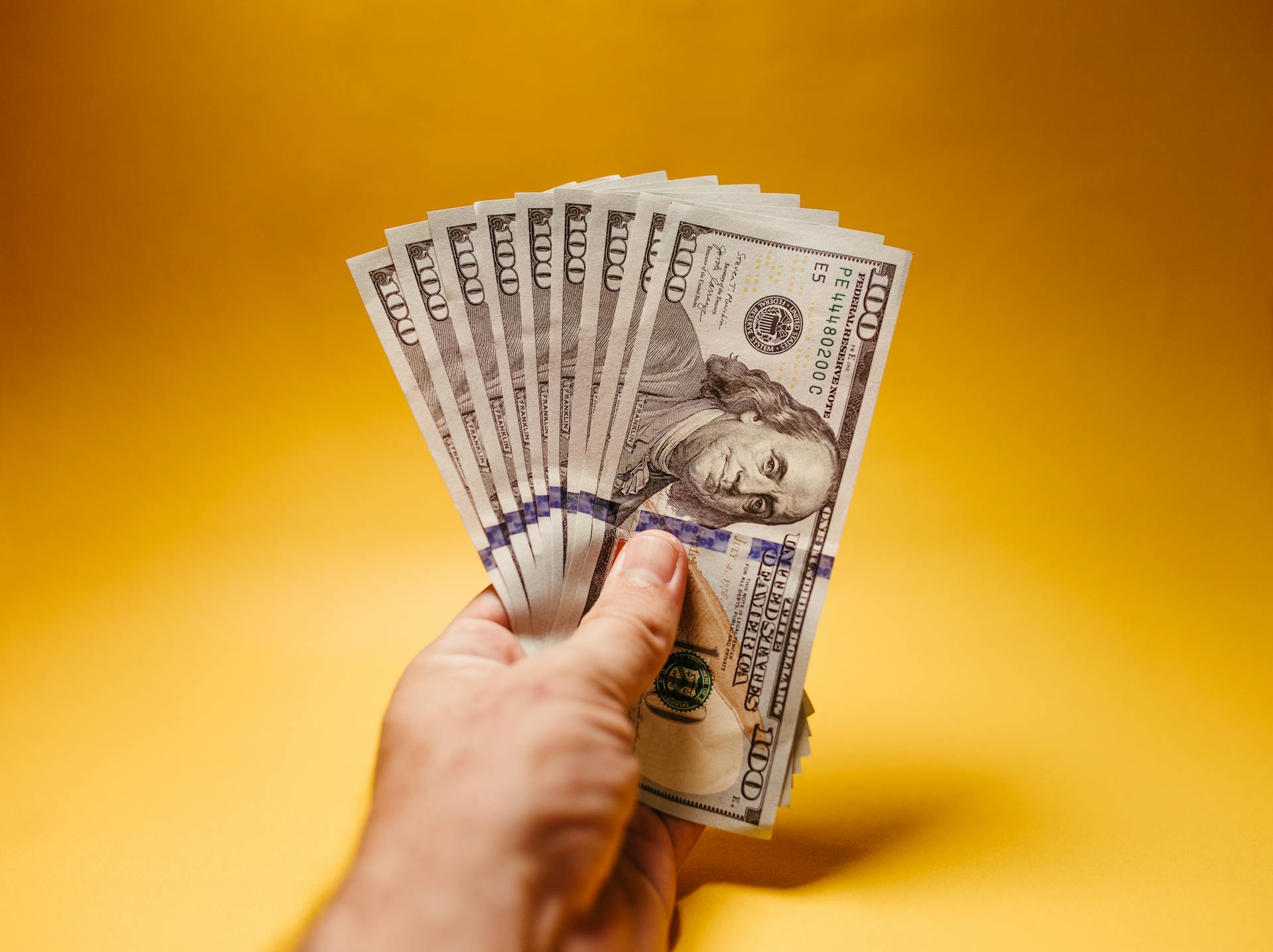 Un hombre entregando dinero | Fuente: Pexels