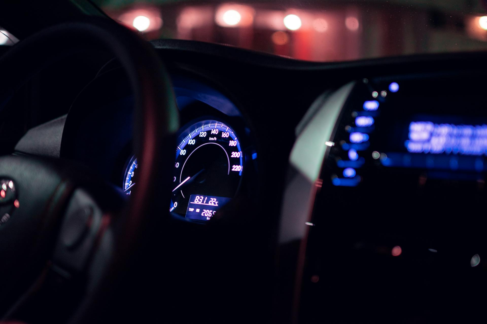 El interior de un Automóvil de noche | Fuente: Pexels