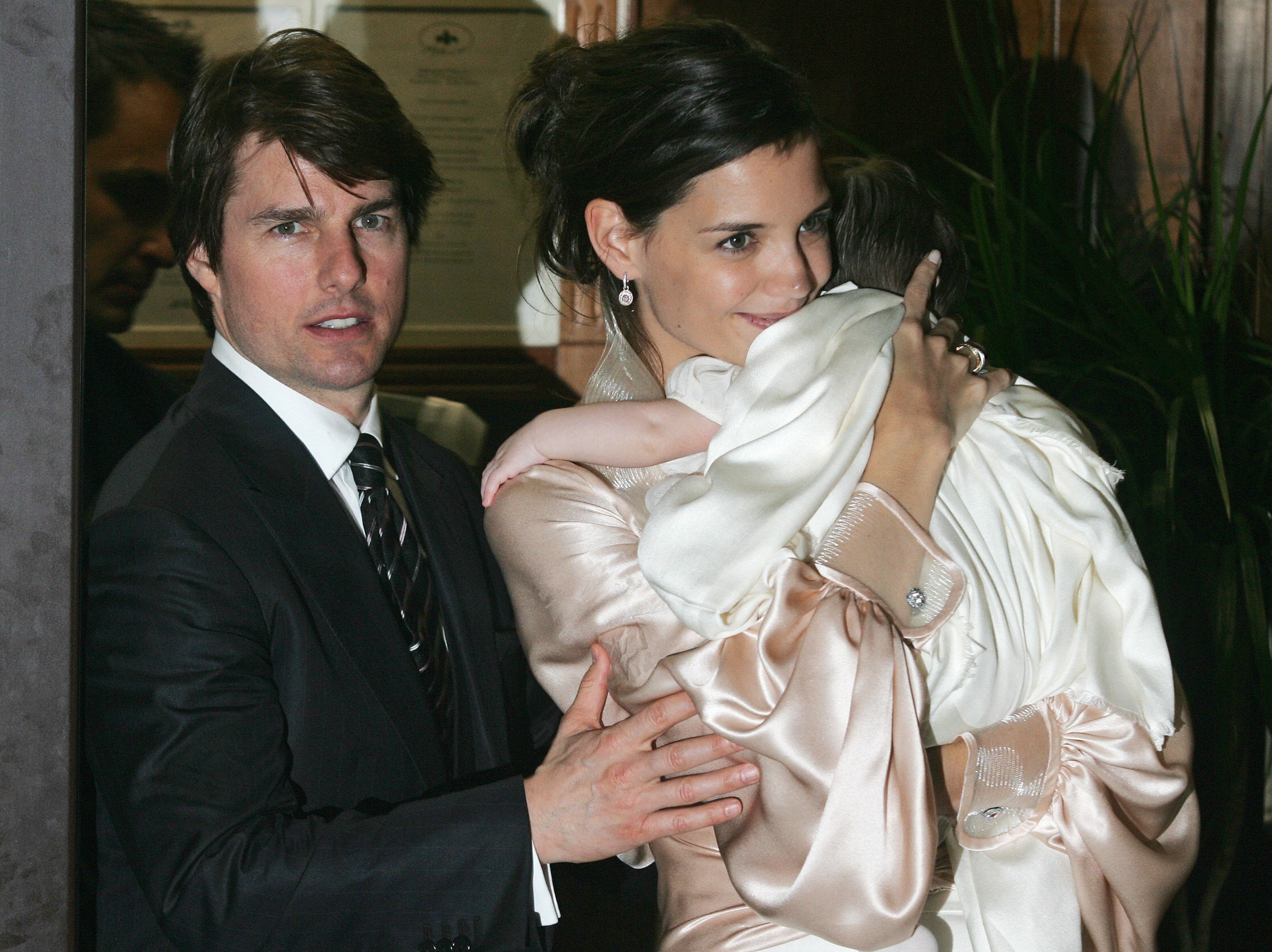 Tom Cruise y Katie Holmes, con su hija Suri en brazos, saliendo de un restaurante, el 17 de noviembre de 2006, en Roma, Italia. | Foto: Getty Images