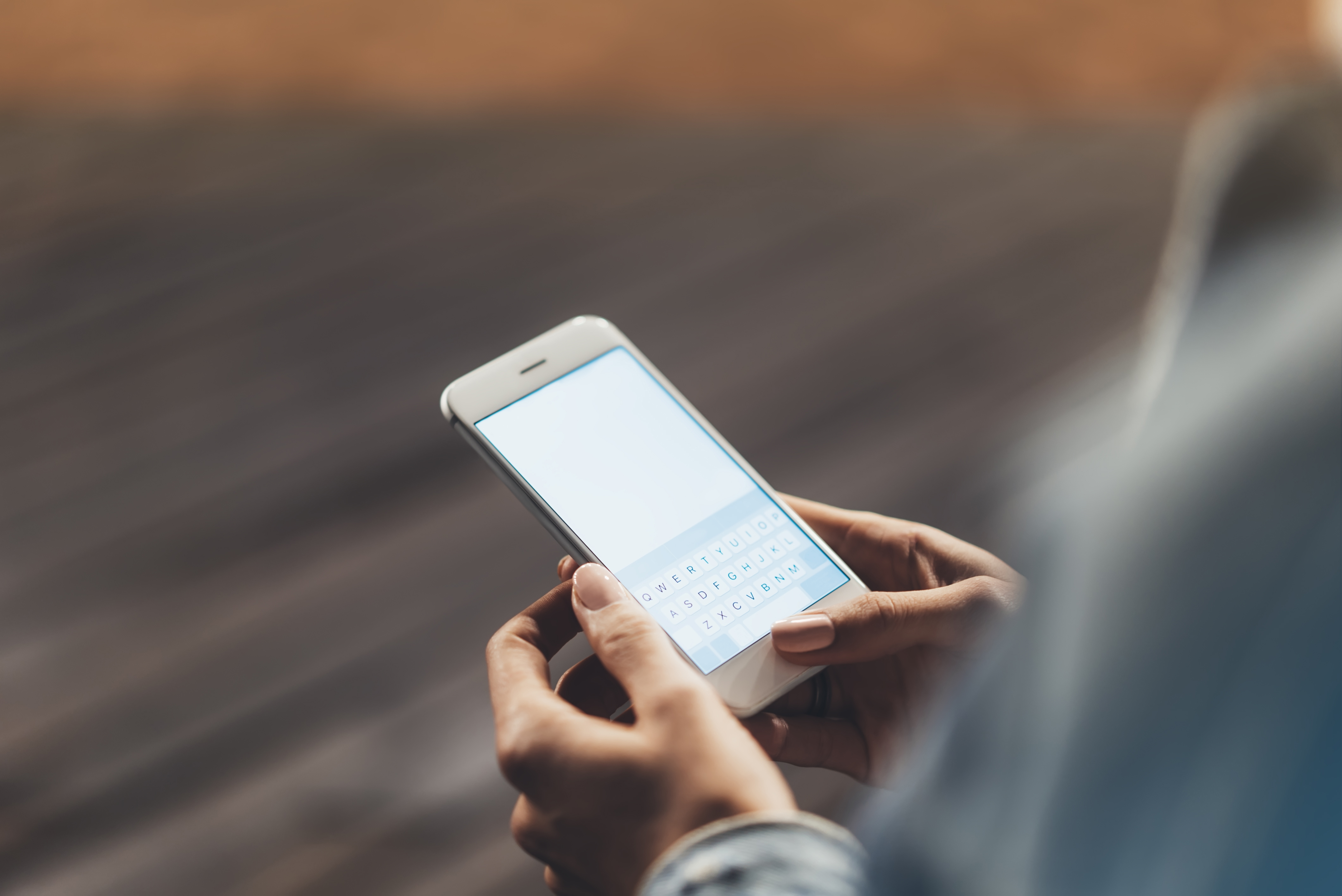 Una persona enviando un mensaje de texto a otra | Fuente: Shutterstock