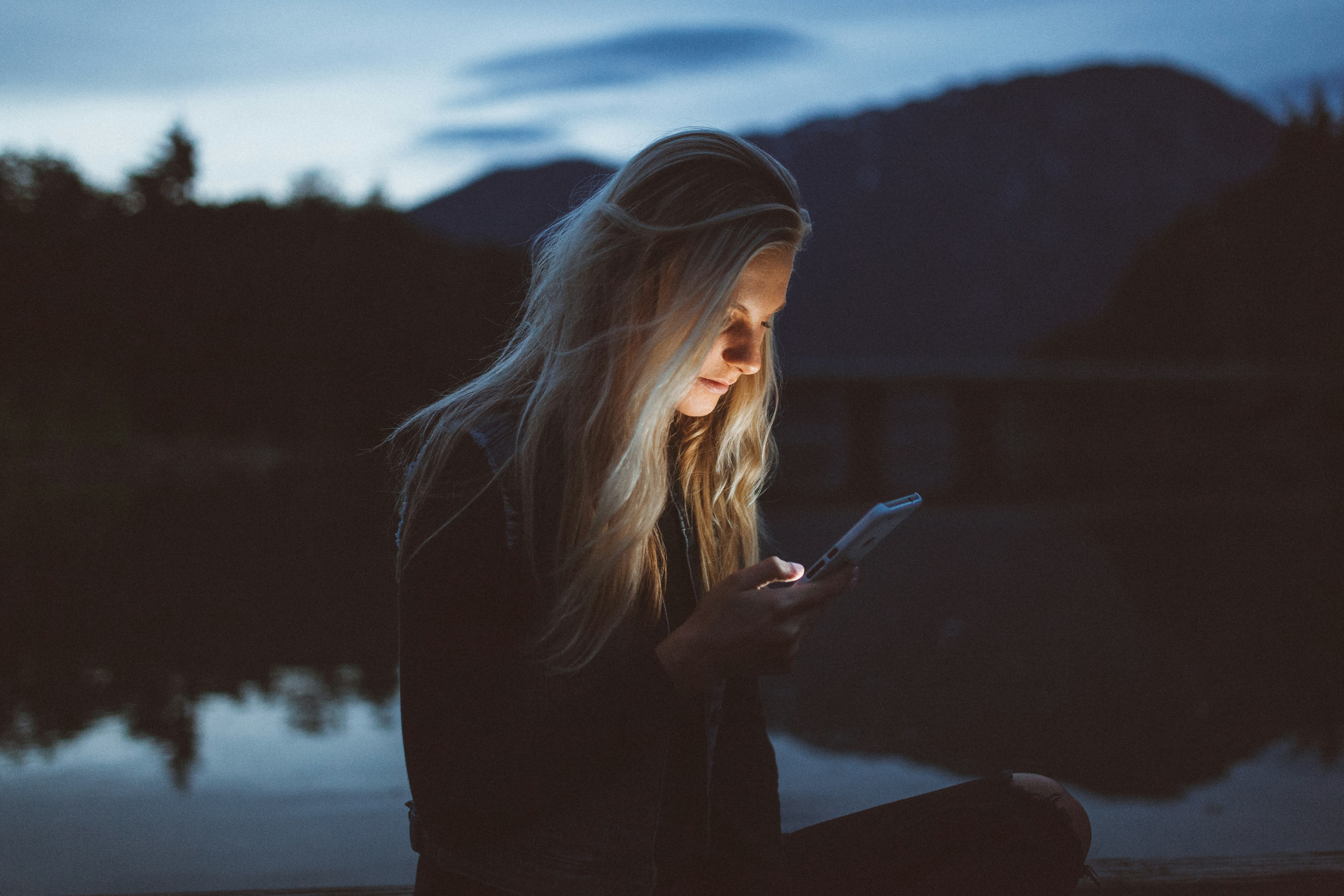 Una mujer usando su teléfono | Fuente: Unsplash