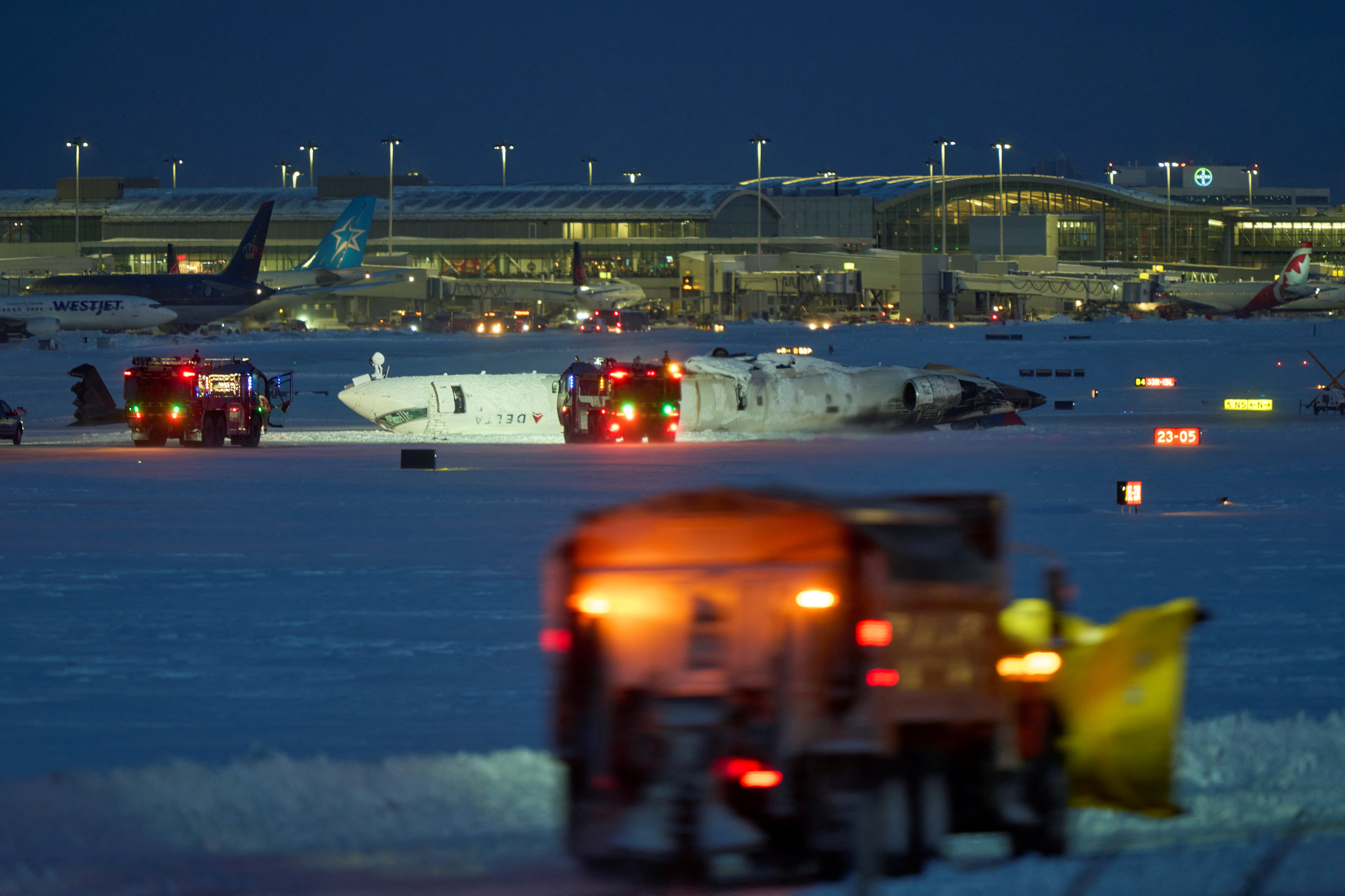 Un avión de Delta airlines es visto tras estrellarse al aterrizar en el aeropuerto Toronto Pearson en Toronto, Ontario, el 17 de febrero de 2025 | Fuente: Getty Images