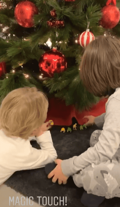 Hijos de Pilar Rubio colocando adornos de Navidad en su hogar. | Foto: Instagram/ pilarrubio_oficial