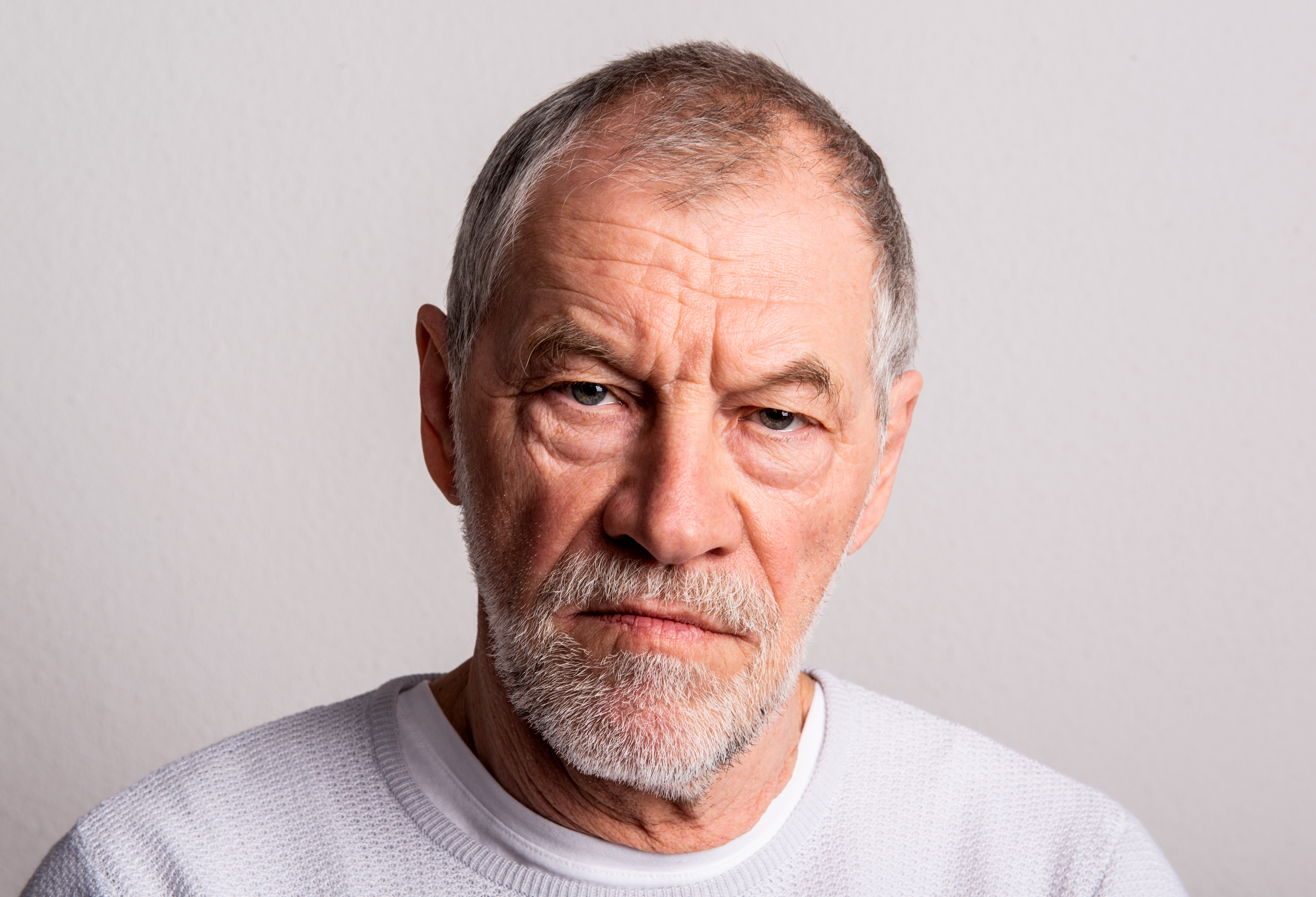 Retrato de un hombre mayor serio | Fuente: Shutterstock