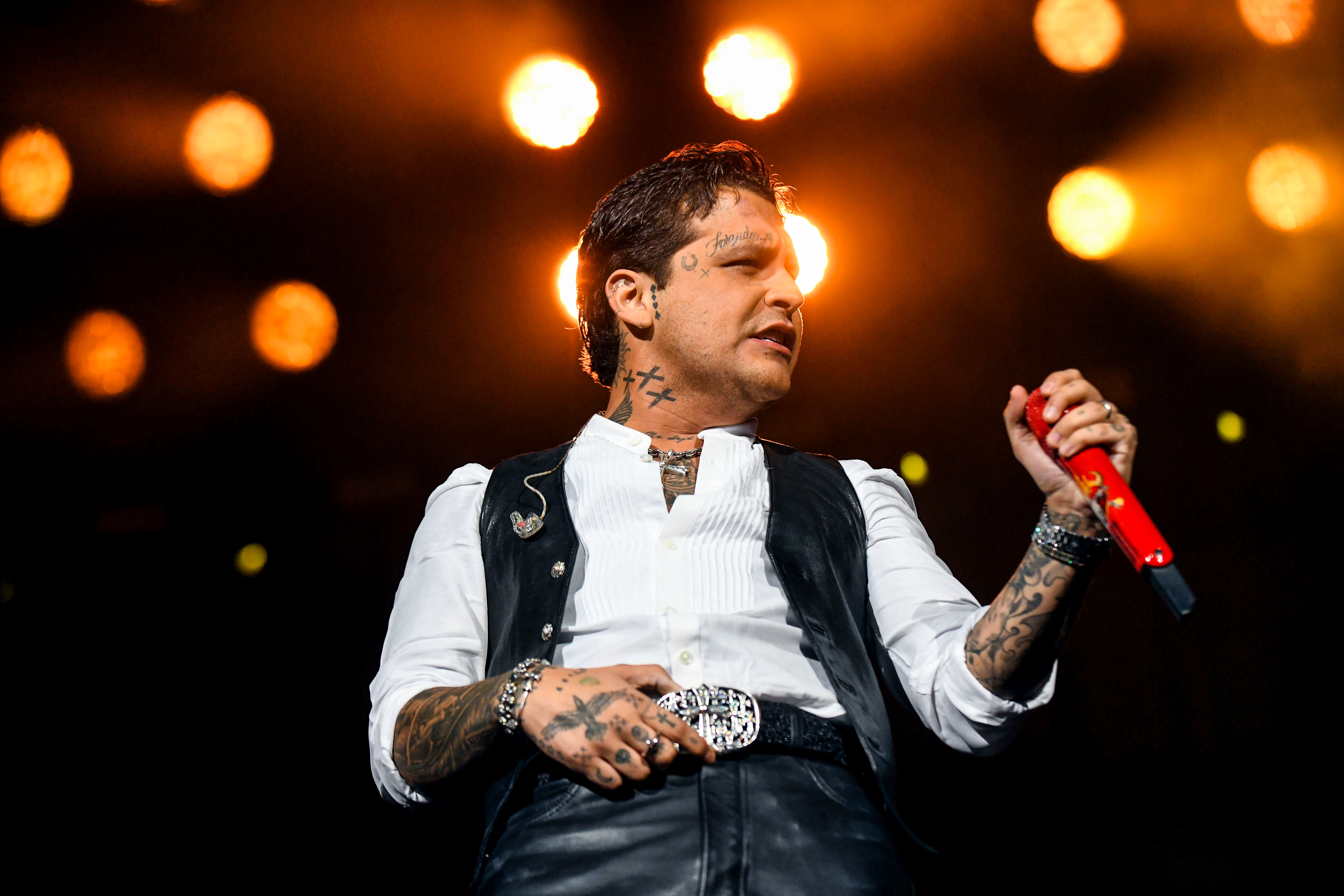 Christian Nodal actúa en el escenario durante su gira Pa'l Cora Tour en el Kia Center el 01 de noviembre de 2024 en Orlando, Florida. | Fuente: Getty Images
