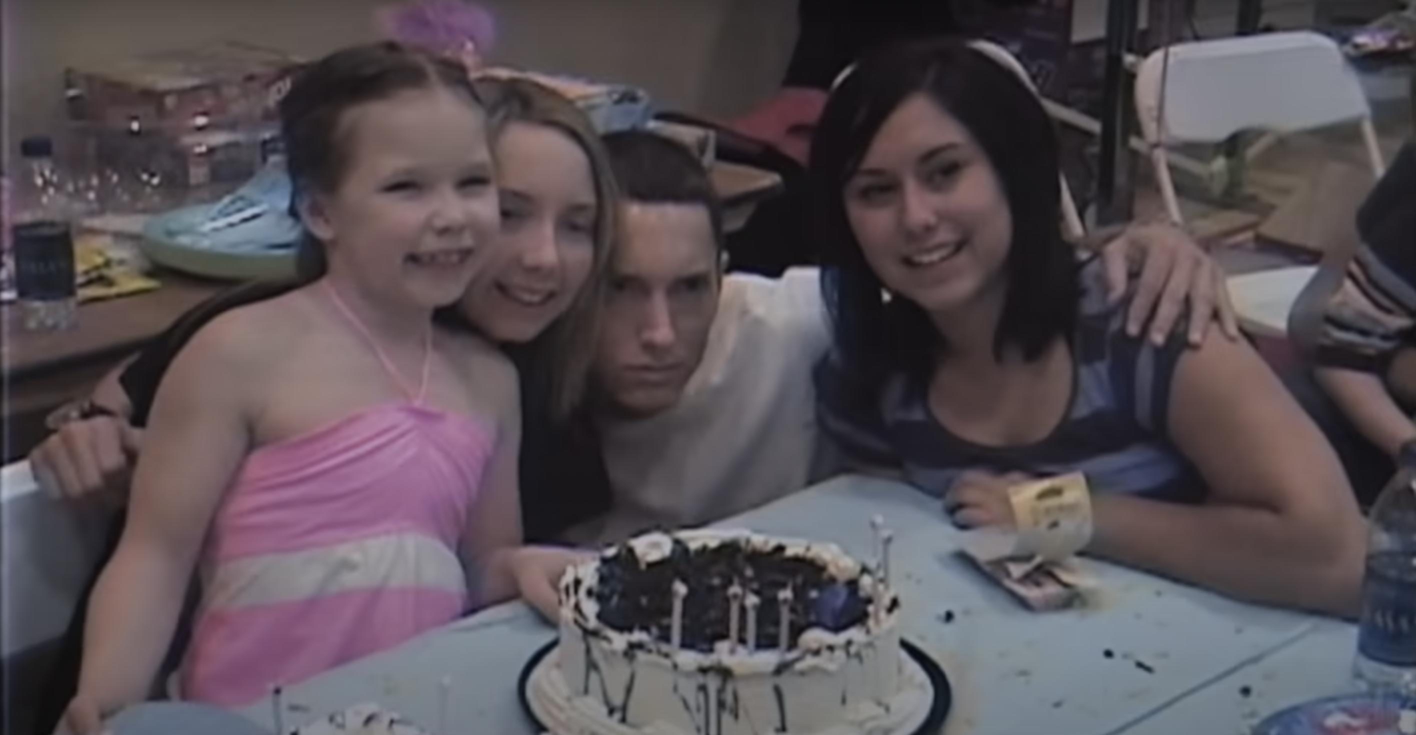 Eminem, Hailie Jade y otras personas en un clip subido el 3 de octubre de 2024 | Fuente: YouTube/EminemMusic