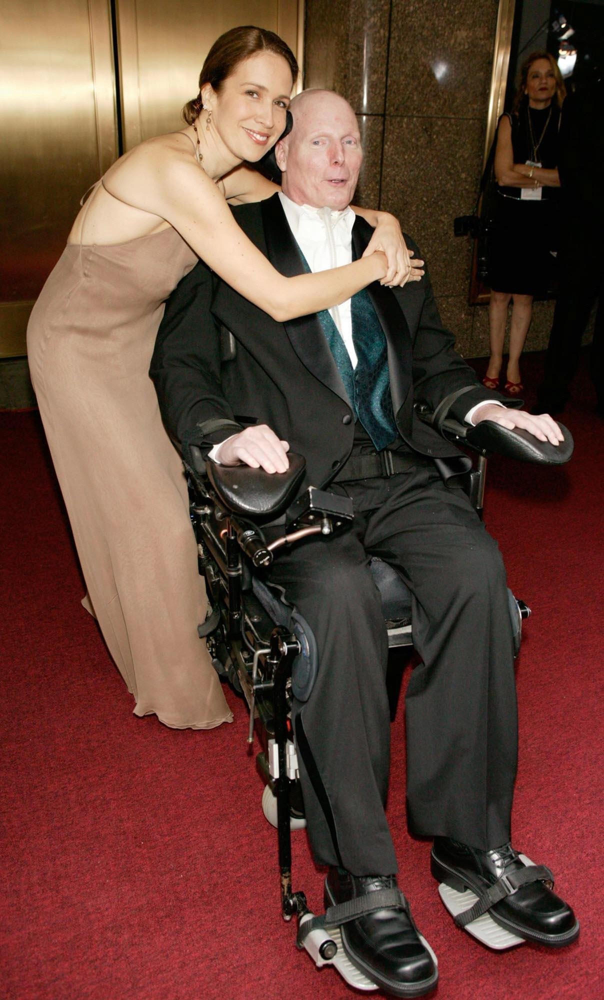 Christopher Reeve y su esposa Dana llegan a los Tony Awards del 2003 en el Radio City Music Hall en la ciudad de Nueva York | Foto: Getty Images 