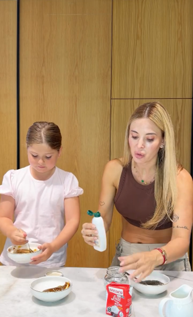 Jésica Cirio preparando una receta saludable junto a su hija Chloe | Fuente: Instagram/jesicacirio