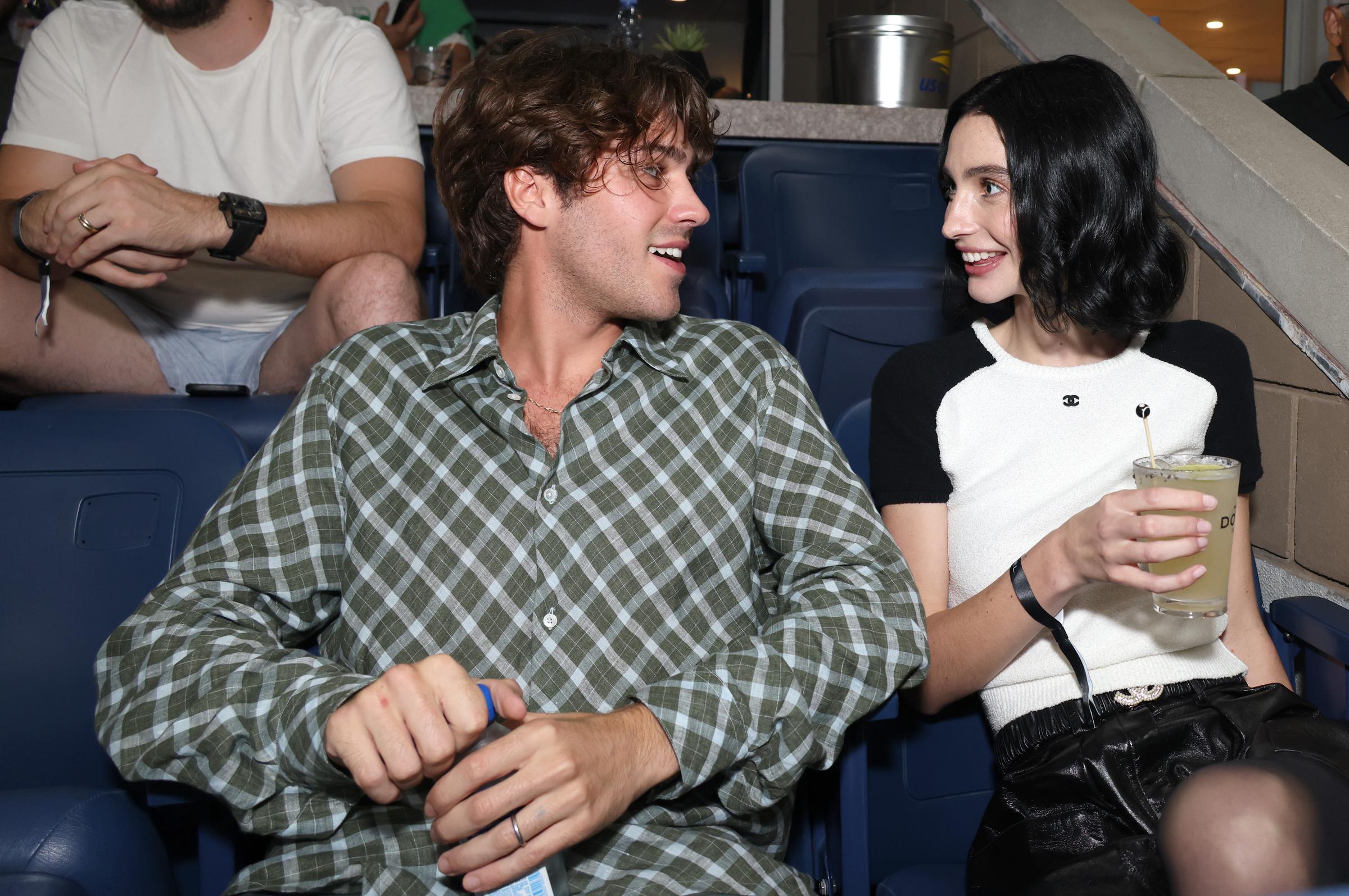 Louis Thornton-Allan y su esposa en el US Open en el USTA Billie Jean King National Tennis Center el 6 de septiembre de 2023, en Nueva York | Fuente: Getty Images