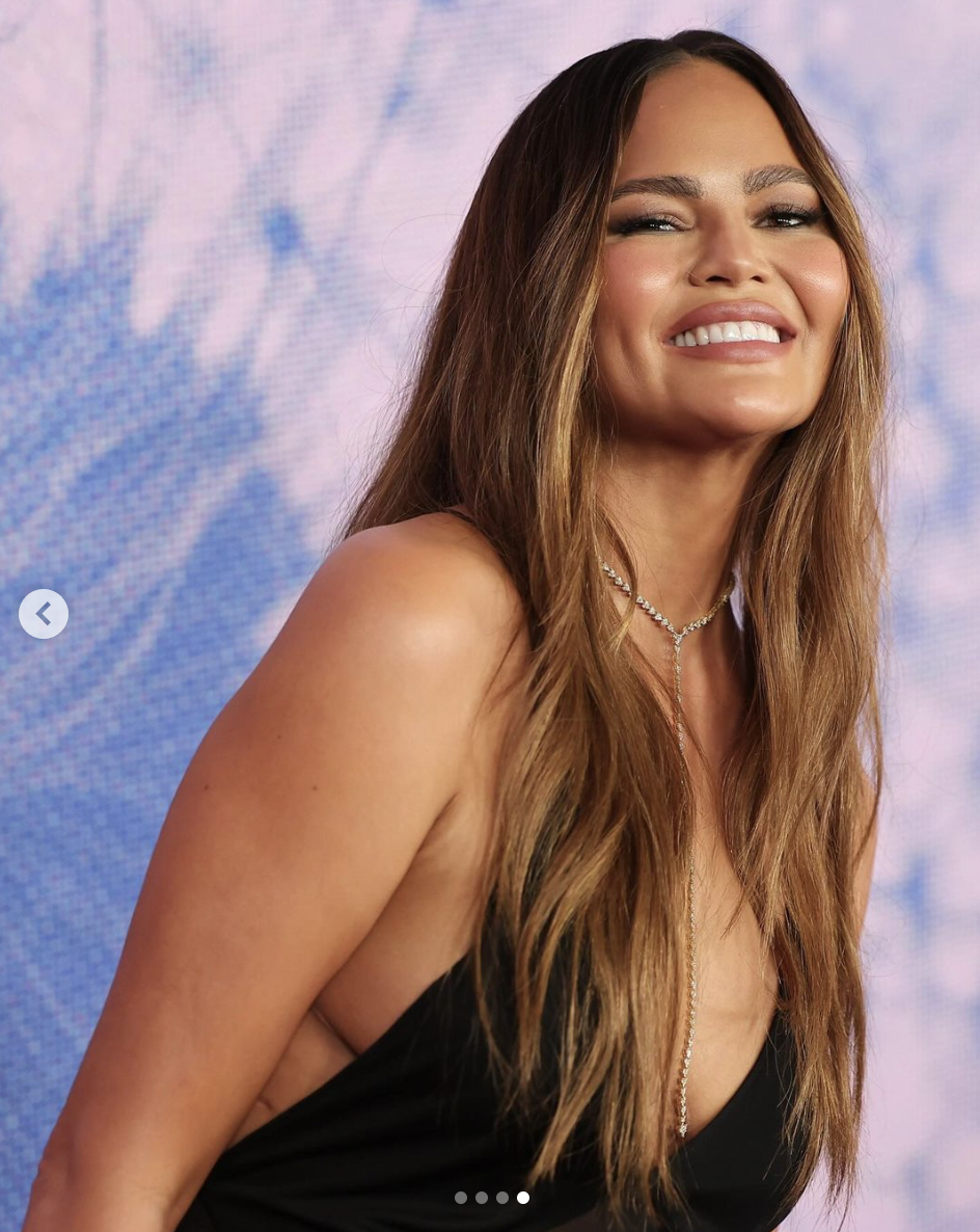 Chrissy Teigen durante un evento de alfombra roja, en marzo de 2024 | Foto: Instagram/ChrissyTeigen