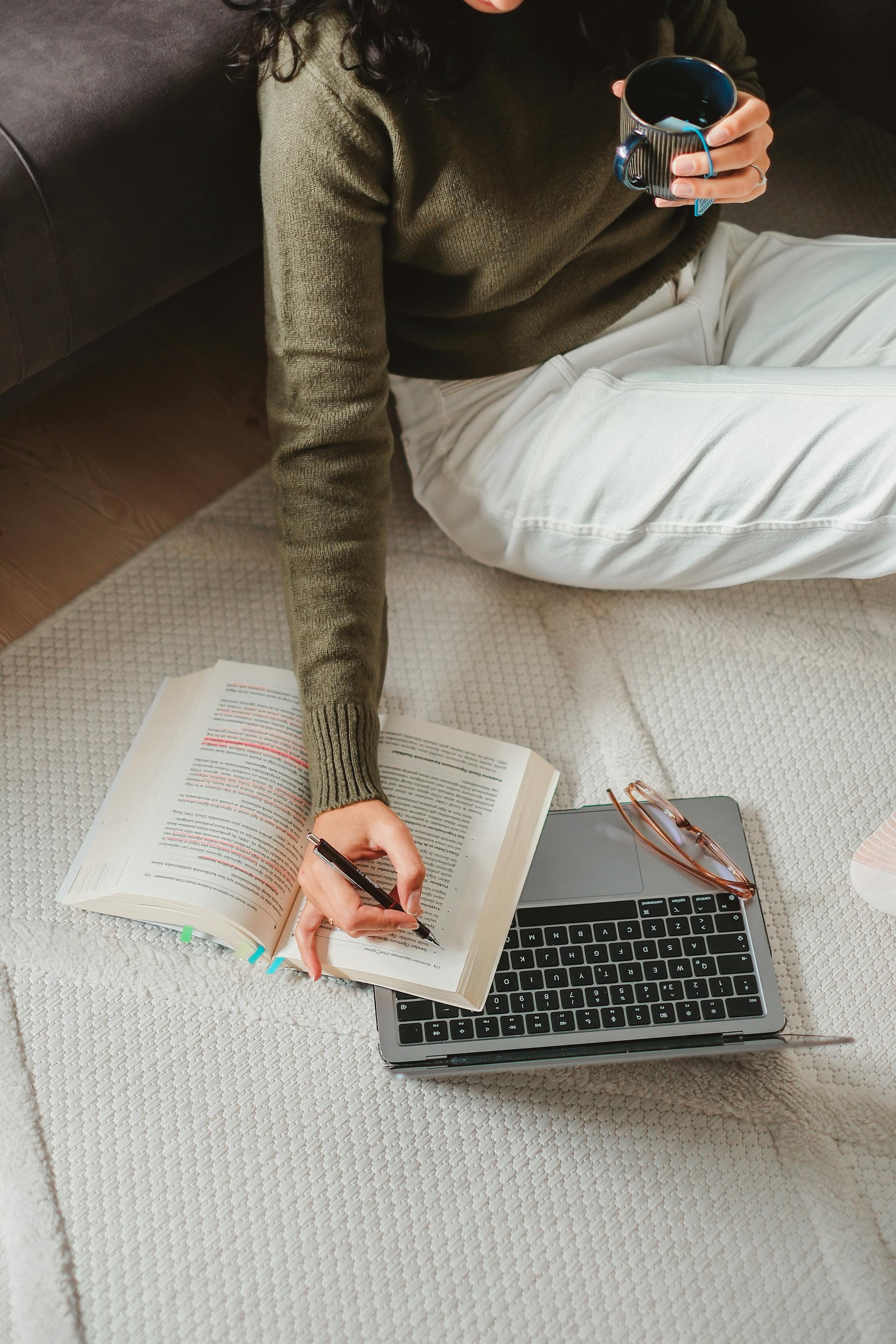 Una mujer estudiando | Fuente: Pexels