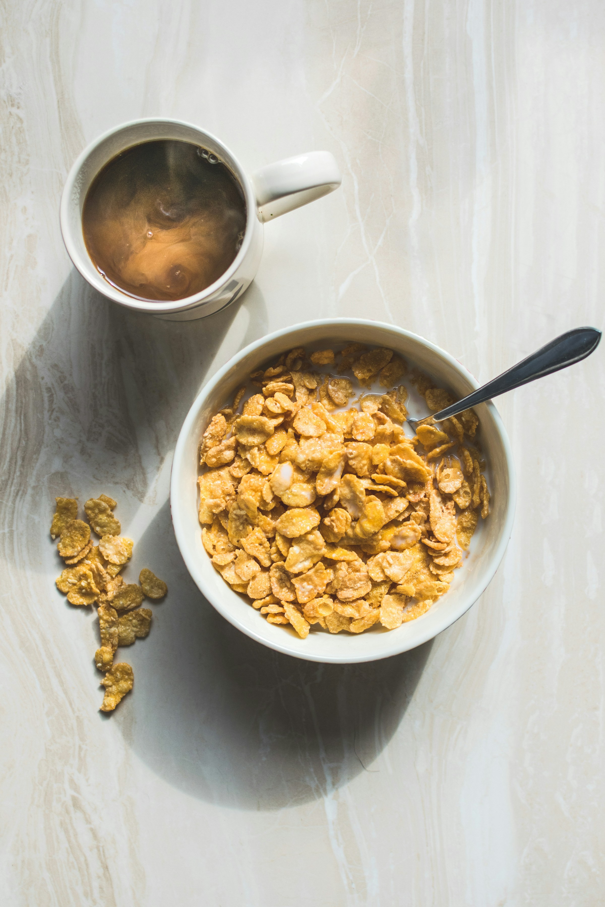 Un bol de cereales y una taza de café | Fuente: Unsplash