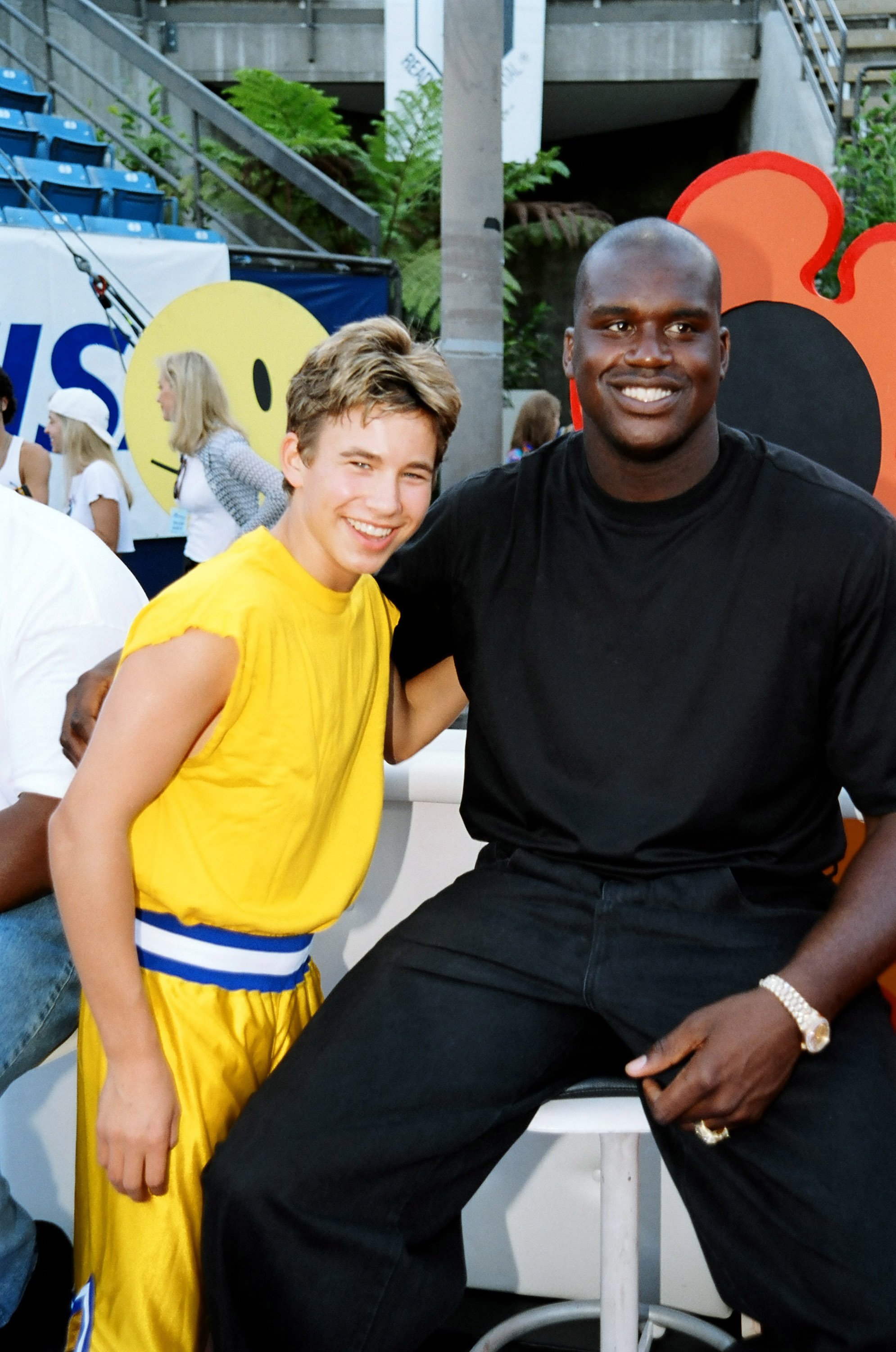 Jonathan Taylor Thomas y Shaquille O'Neal durante el torneo MTV Rock 'n Jock Basketball de 1997 en Los Ángeles | Fuente: Getty Images
