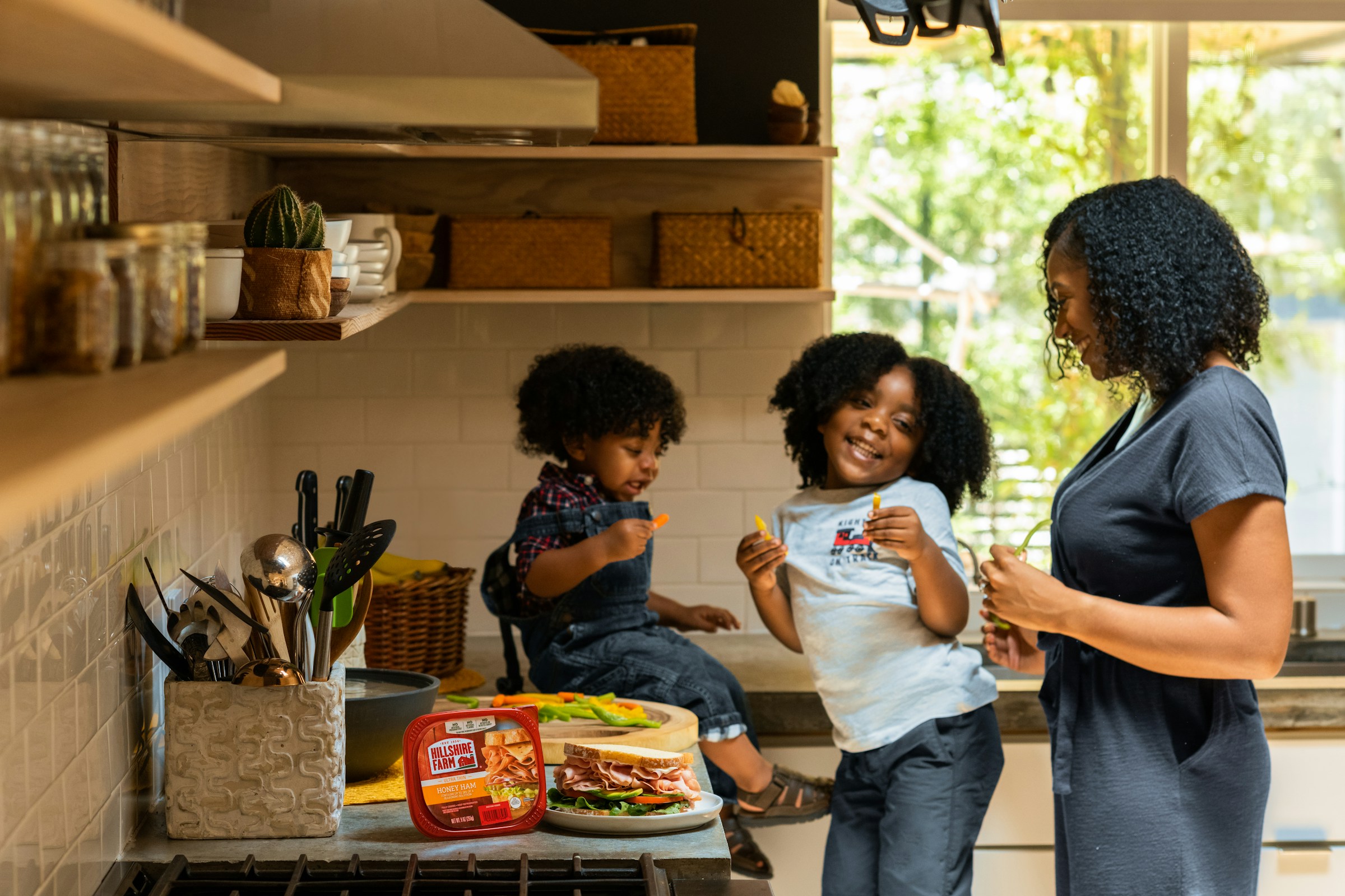 Una madre hablando con sus hijos | Fuente: Unsplash