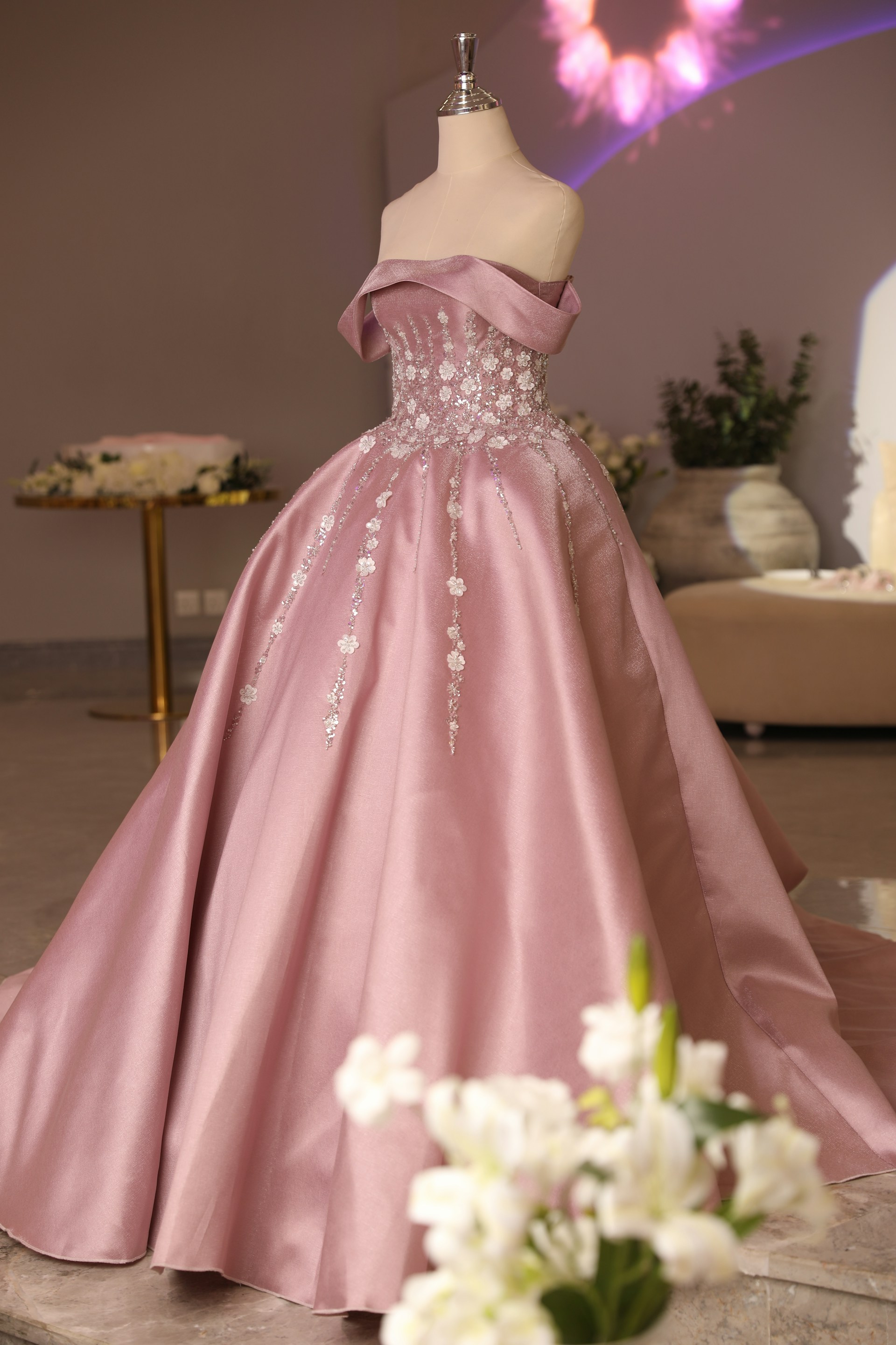 Un impresionante vestido expuesto sobre un maniquí en una tienda | Fuente: Unsplash